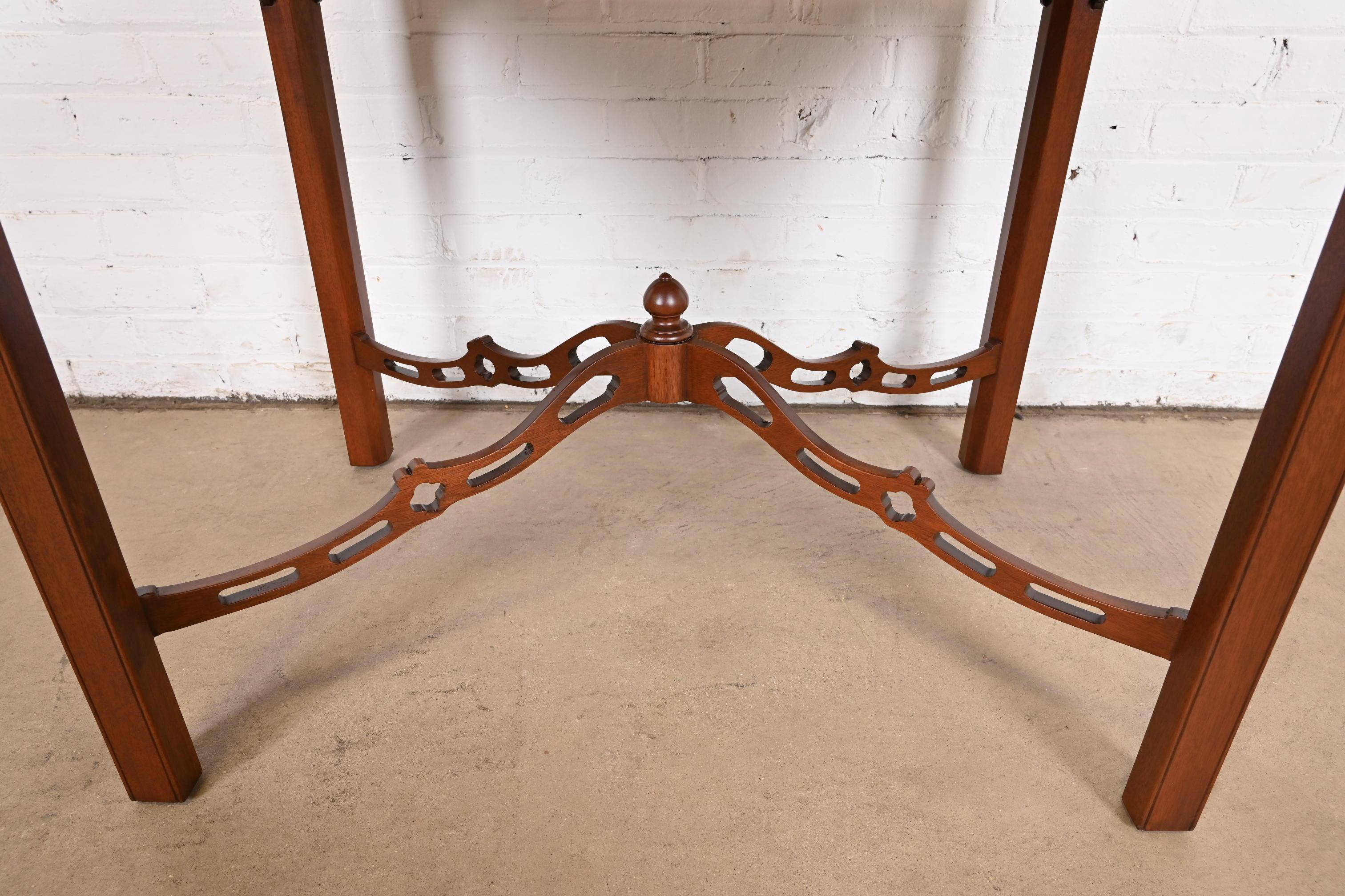 Table à thé Chippendale en acajou sculpté de Kindel Furniture, nouvellement revernie en vente 3