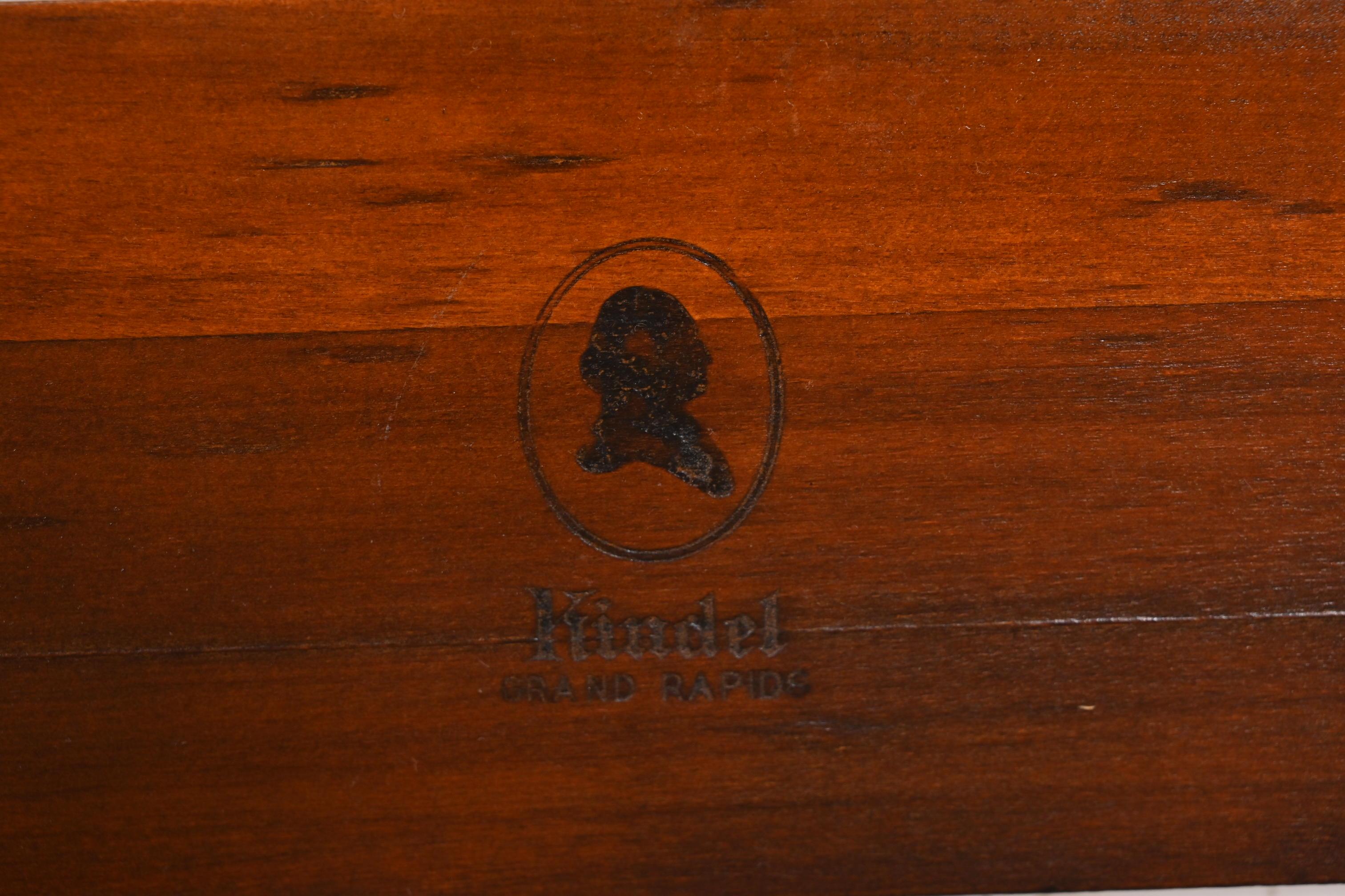 Kindel Furniture Camas gemelas de caoba tallada Chippendale, Pareja en venta 4