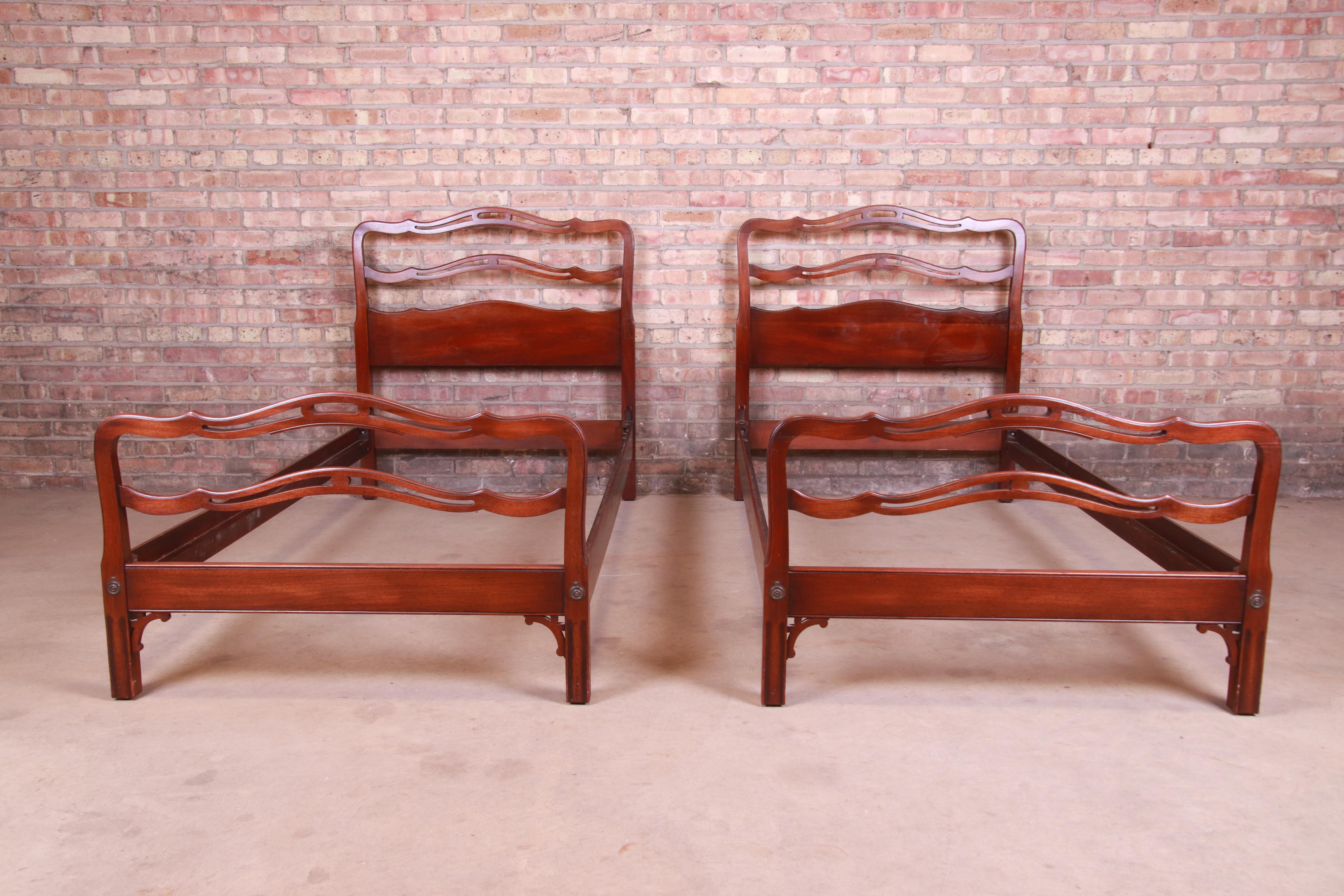 An exceptional pair of Chippendale style carved mahogany twin bed frames

By Kindel Furniture

USA, mid-20th century

Measures: 39