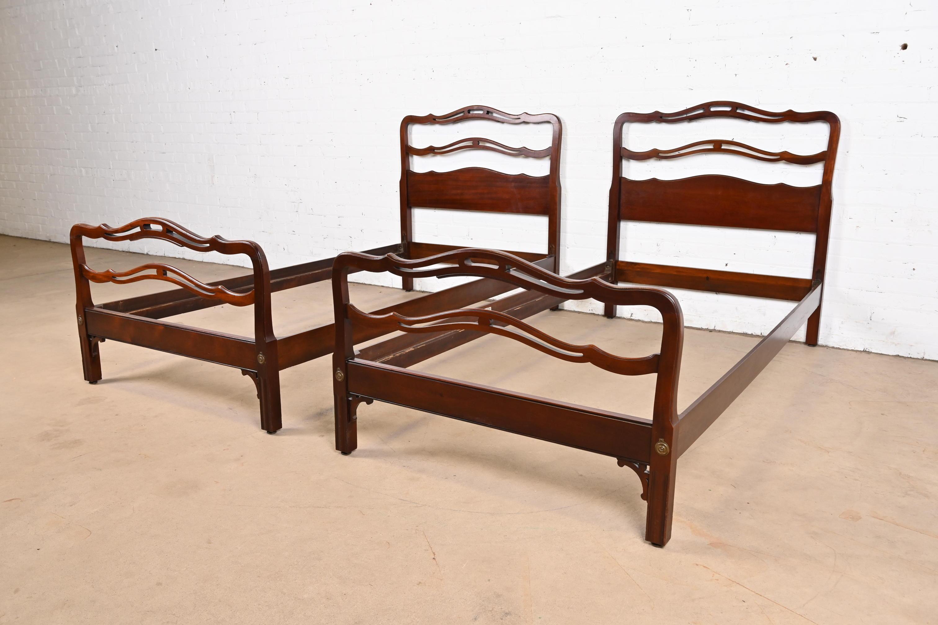 Un par excepcional de marcos de cama gemelos de estilo georgiano o Chippendale

Por Kindel Furniture

EE.UU., alrededor de 1960

Caoba tallada, con detalles de latón.

Cada una mide 38,88