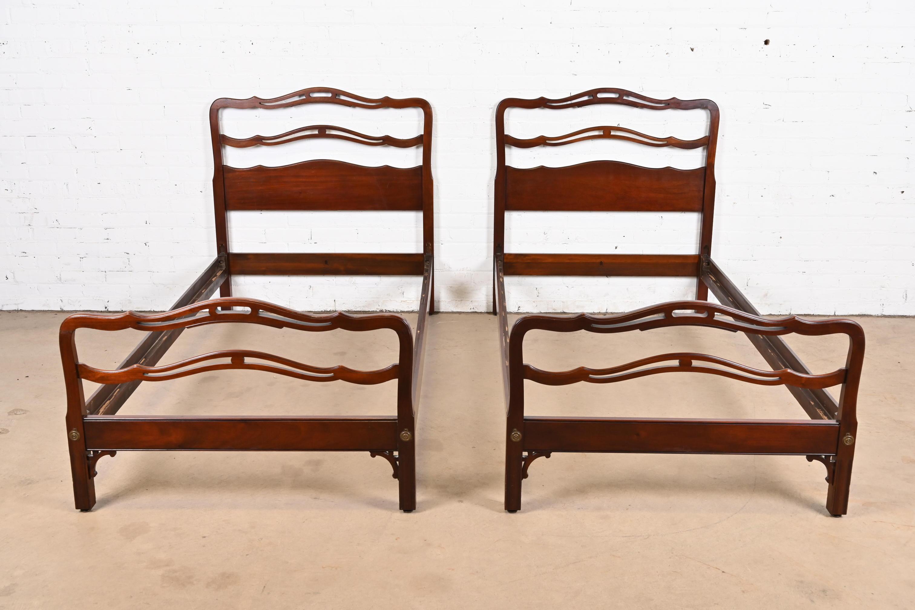 Kindel Furniture Camas gemelas de caoba tallada Chippendale, Pareja Estadounidense en venta