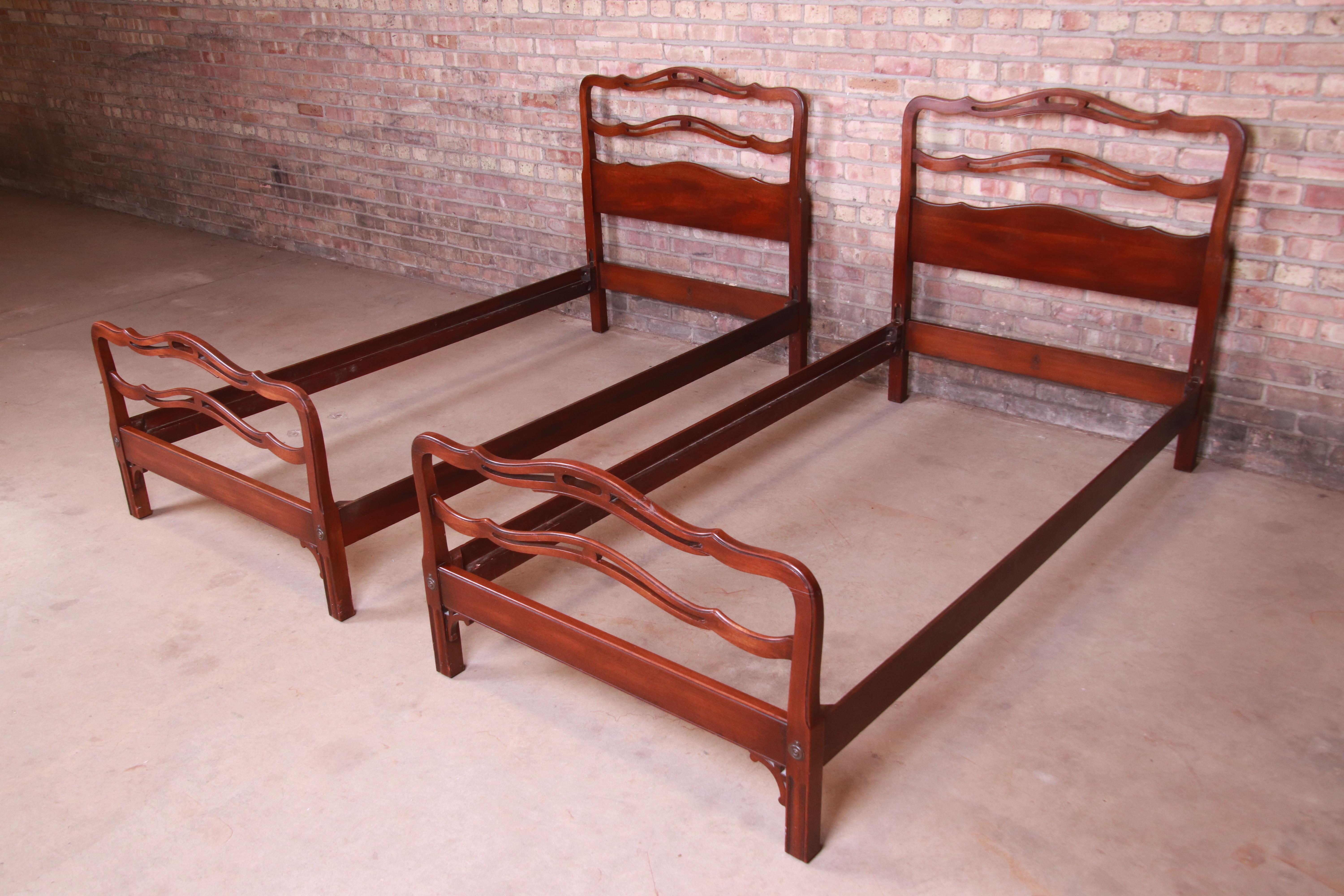 Kindel Furniture Chippendale Carved Mahogany Twin Beds, Pair In Good Condition In South Bend, IN