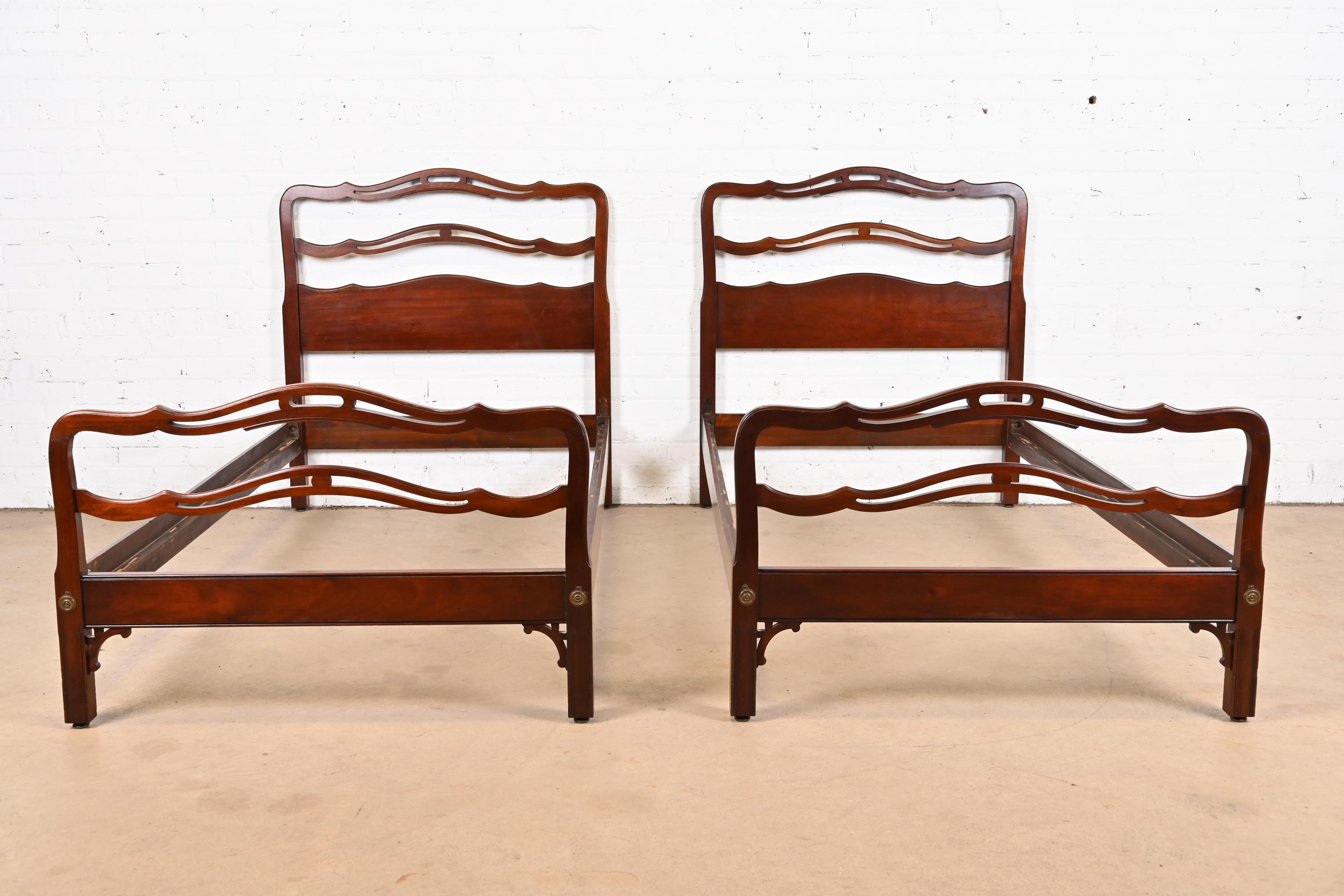Kindel Furniture Camas gemelas de caoba tallada Chippendale, Pareja en Bueno estado para la venta en South Bend, IN