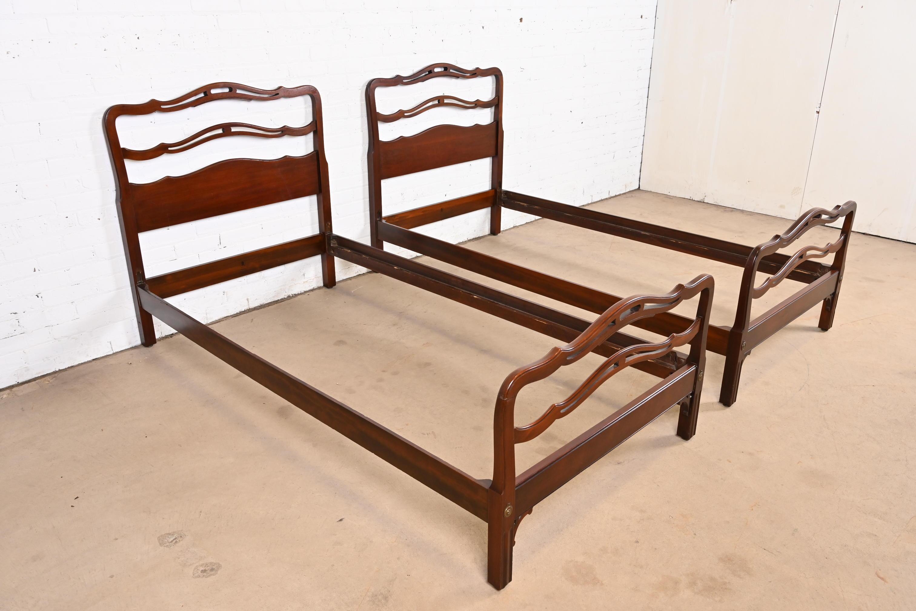 Kindel Furniture Camas gemelas de caoba tallada Chippendale, Pareja mediados del siglo XX en venta