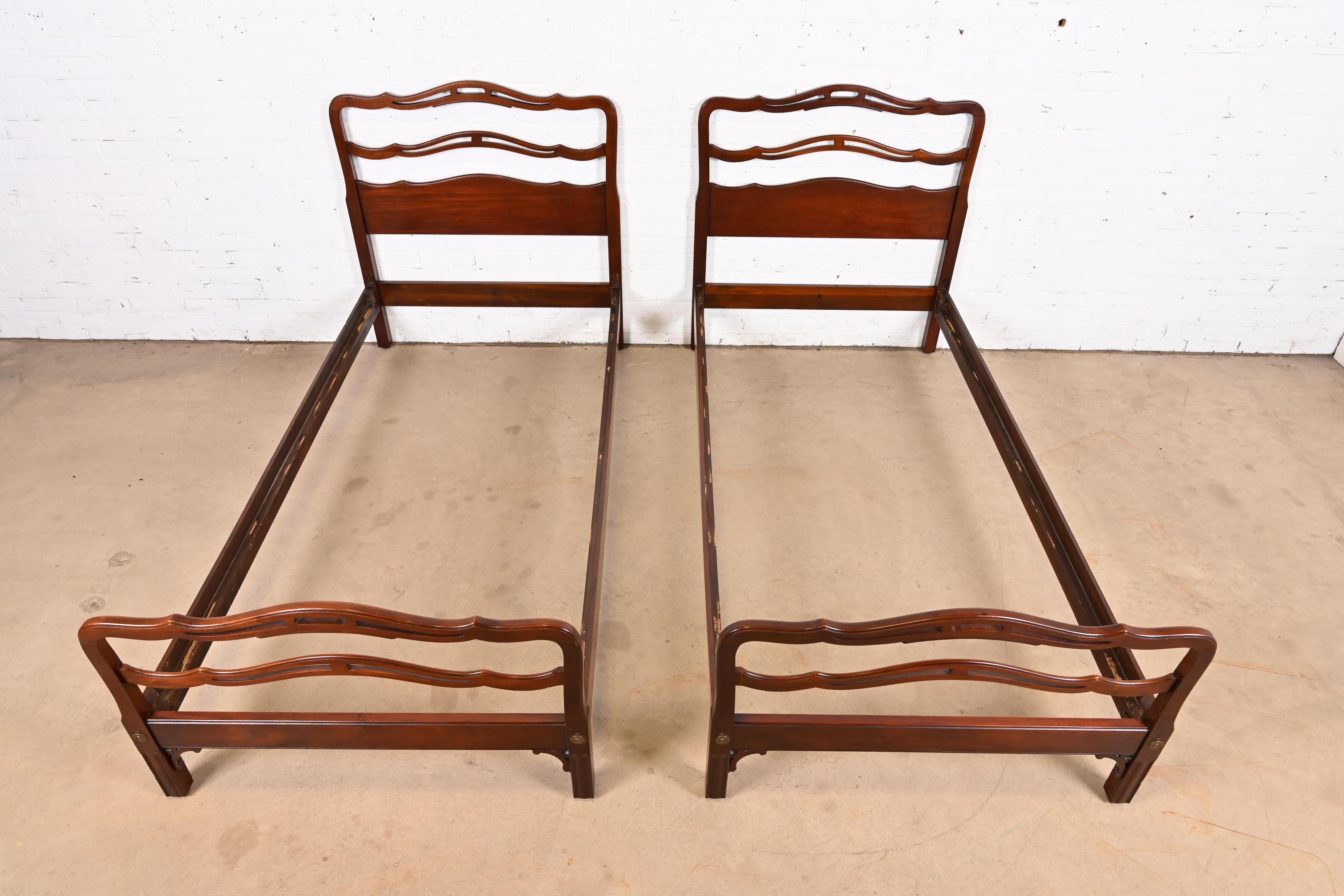 Kindel Furniture Camas gemelas de caoba tallada Chippendale, Pareja Caoba en venta