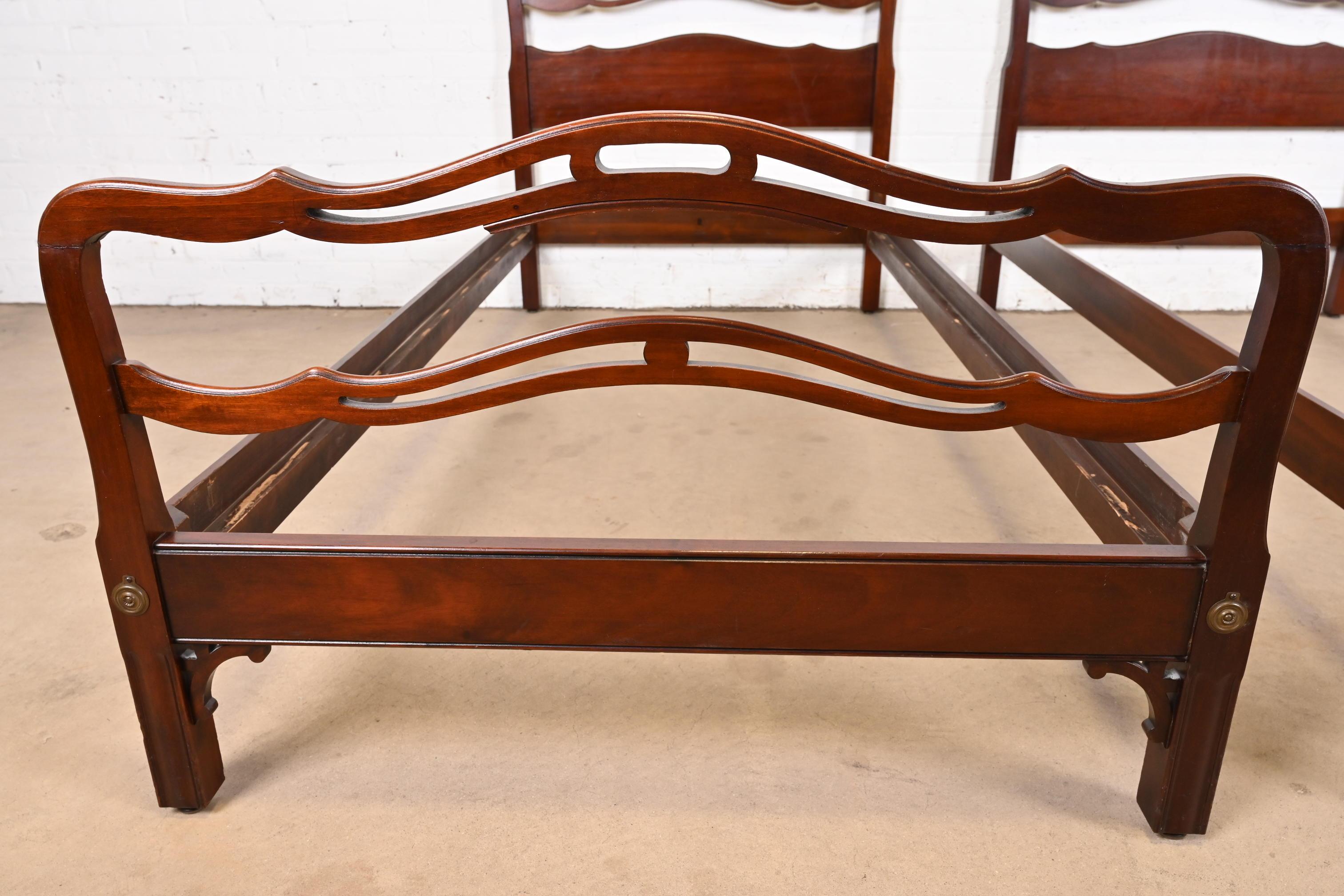 Kindel Furniture Camas gemelas de caoba tallada Chippendale, Pareja en venta 2