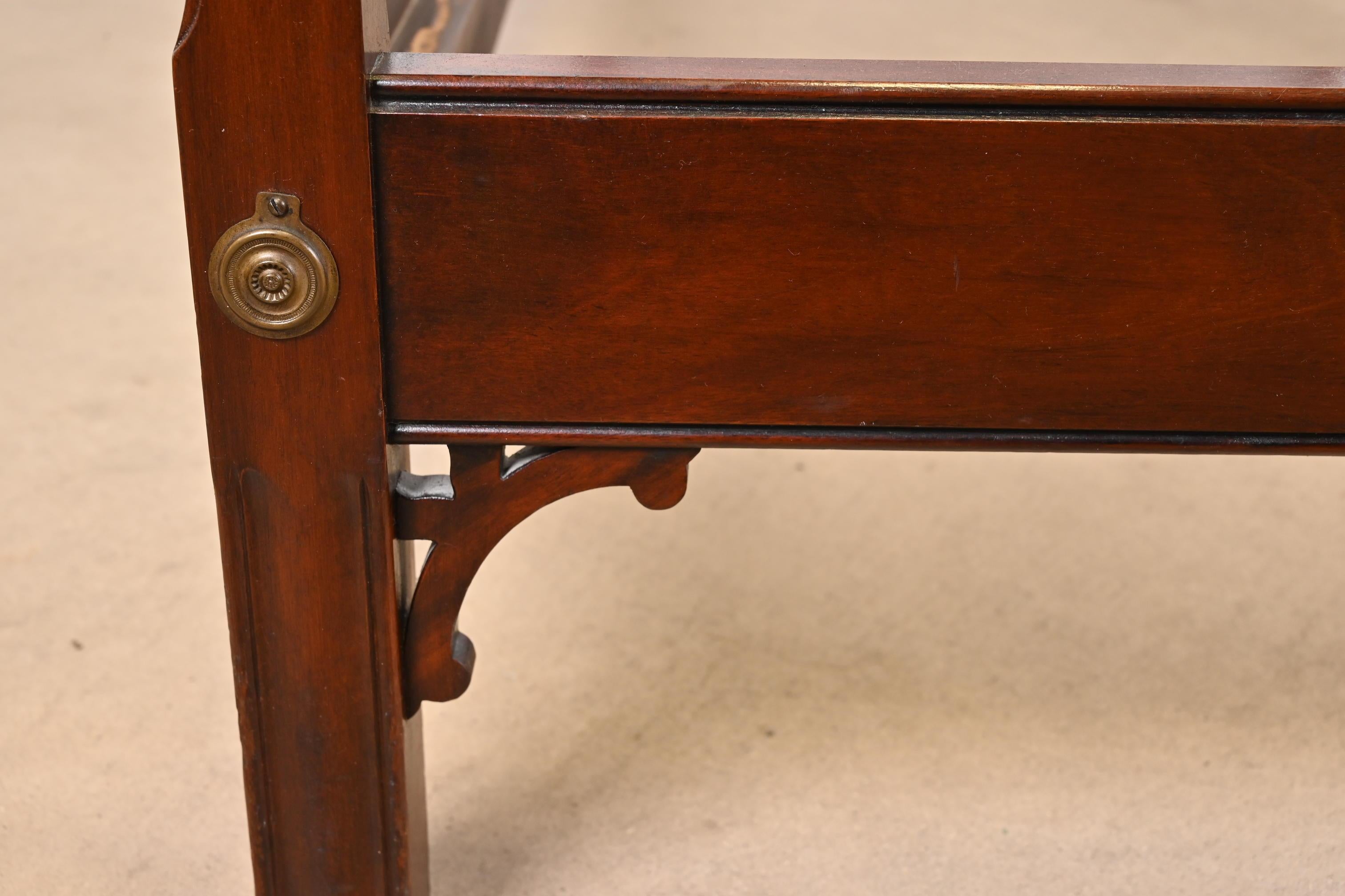 Kindel Furniture Camas gemelas de caoba tallada Chippendale, Pareja en venta 3