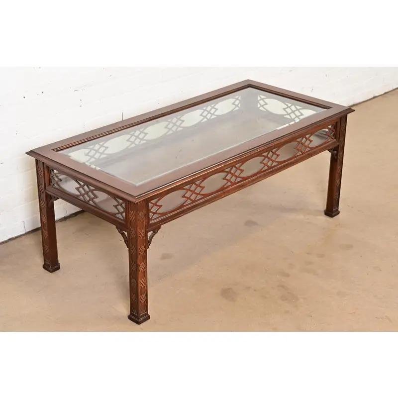 A gorgeous Georgian or Chippendale style coffee table or cocktail table with vitrine or display case

By Kindel Furniture

USA, Circa 1980s

Carved mahogany, with beveled glass top and mullioned glass sides.

Measures: 47.75