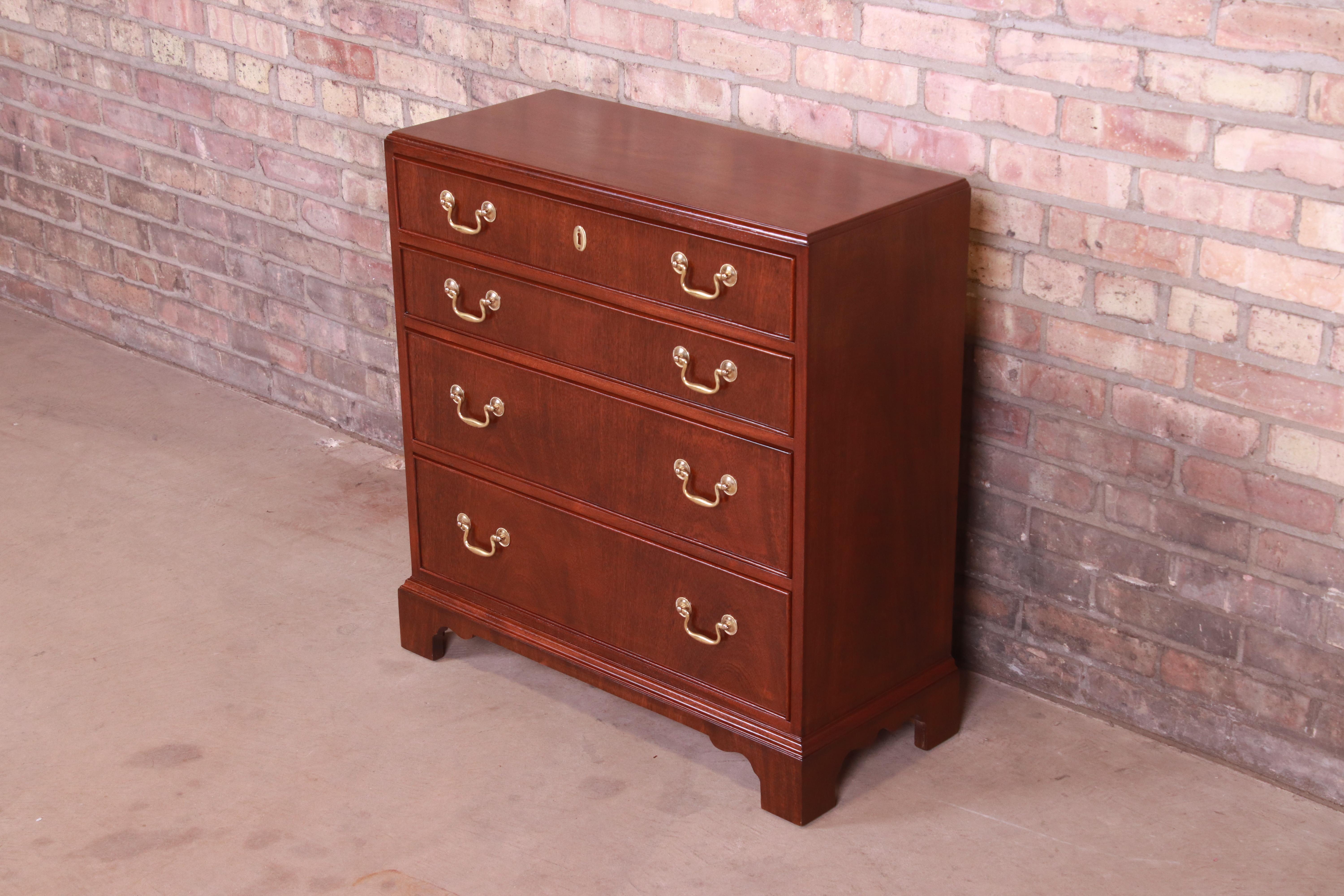 An exceptional Chippendale style dresser chest or commode

By Kindel Furniture

USA, circa 1980s

Book-matched mahogany, with original brass hardware.

Measures: 29.13