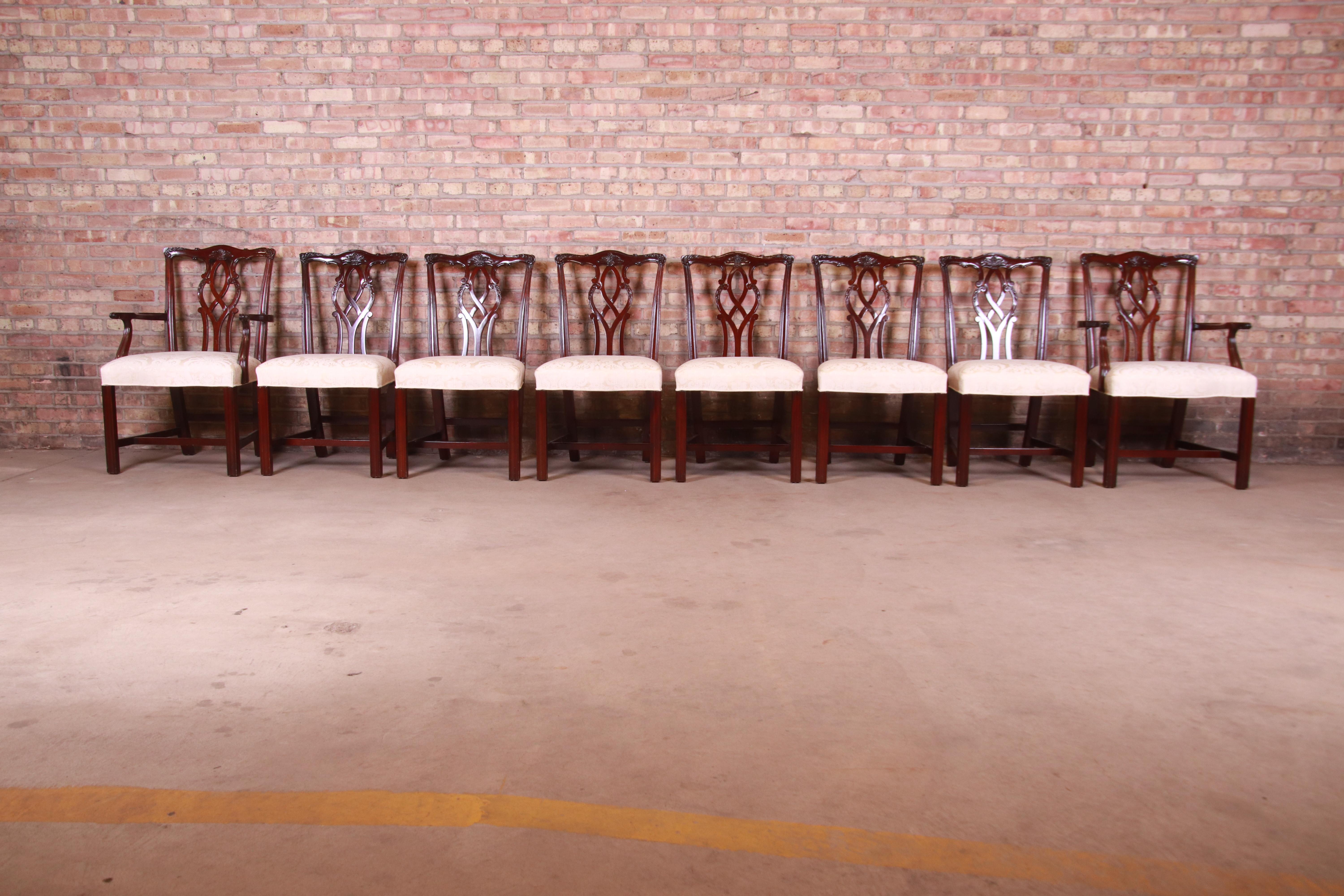 A gorgeous set of eight Chippendale style dining chairs

By Kindel Furniture

USA, 1990s

Solid carved mahogany frames, with ivory damask upholstered seats.

Measures:
Side chairs - 19.5