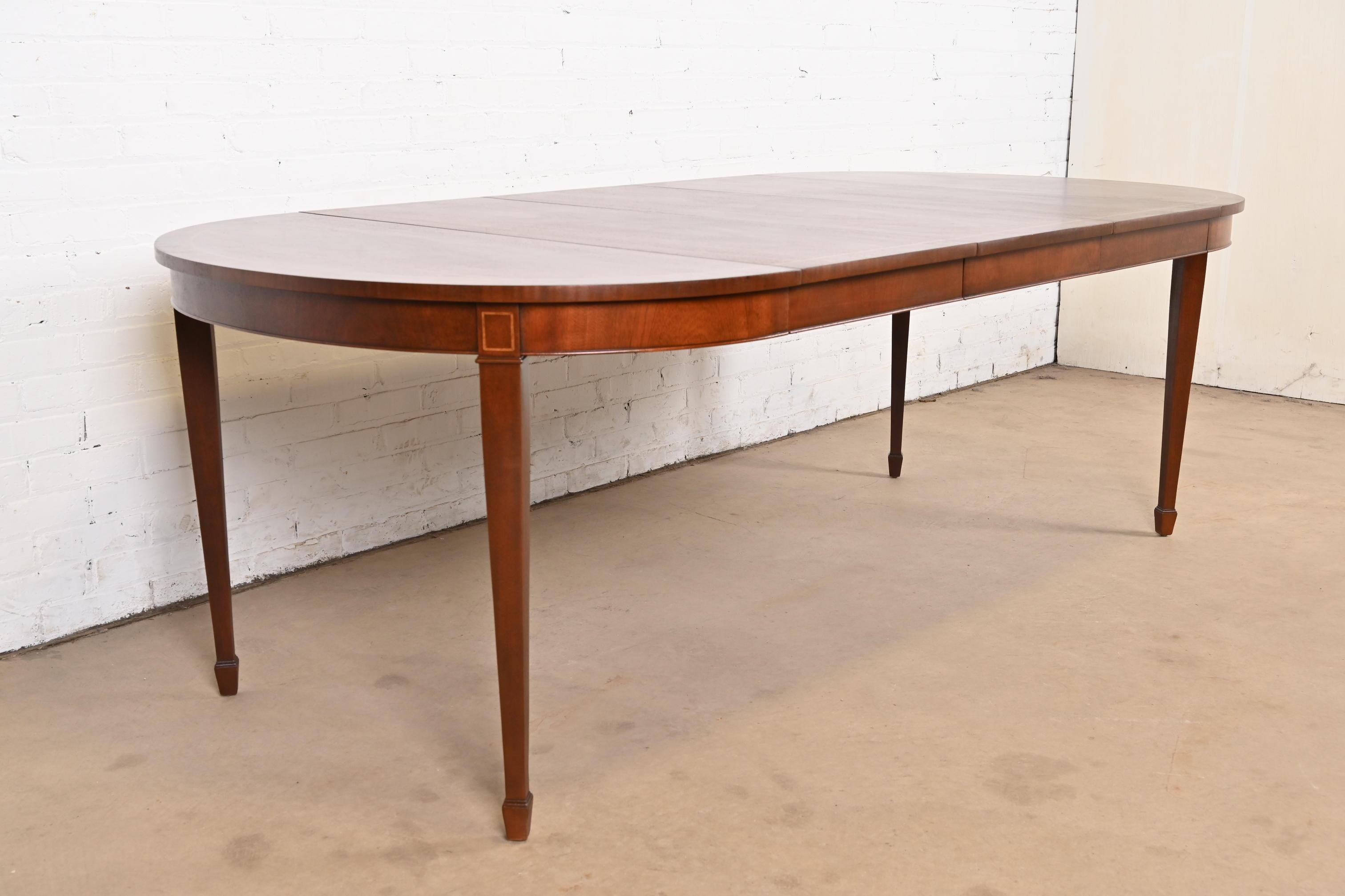 Kindel Furniture Tavolo da pranzo allungabile in mogano a fasce Feder, rifinito In condizioni buone in vendita a South Bend, IN