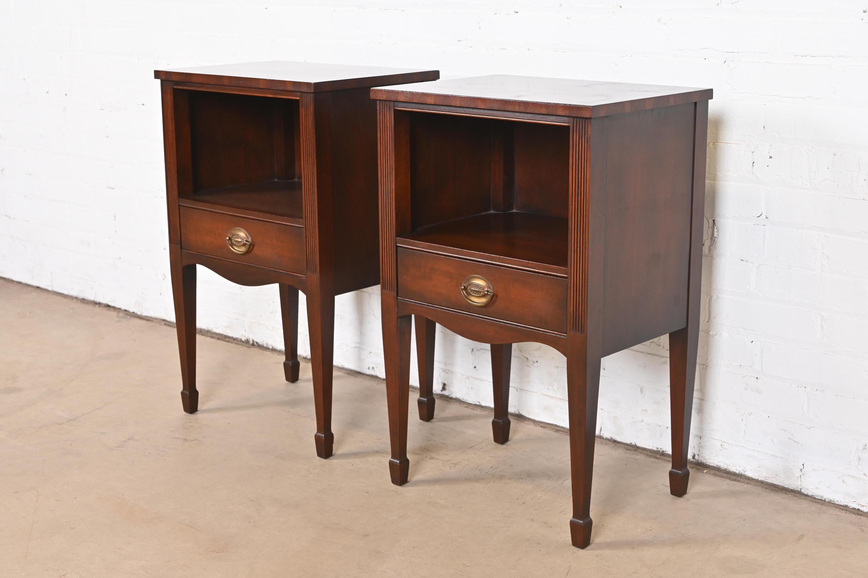 A gorgeous pair of Federal or Georgian style nightstands

By Kindel Furniture

USA, Circa 1960s

Carved mahogany, with original brass hardware.

Measures: 18