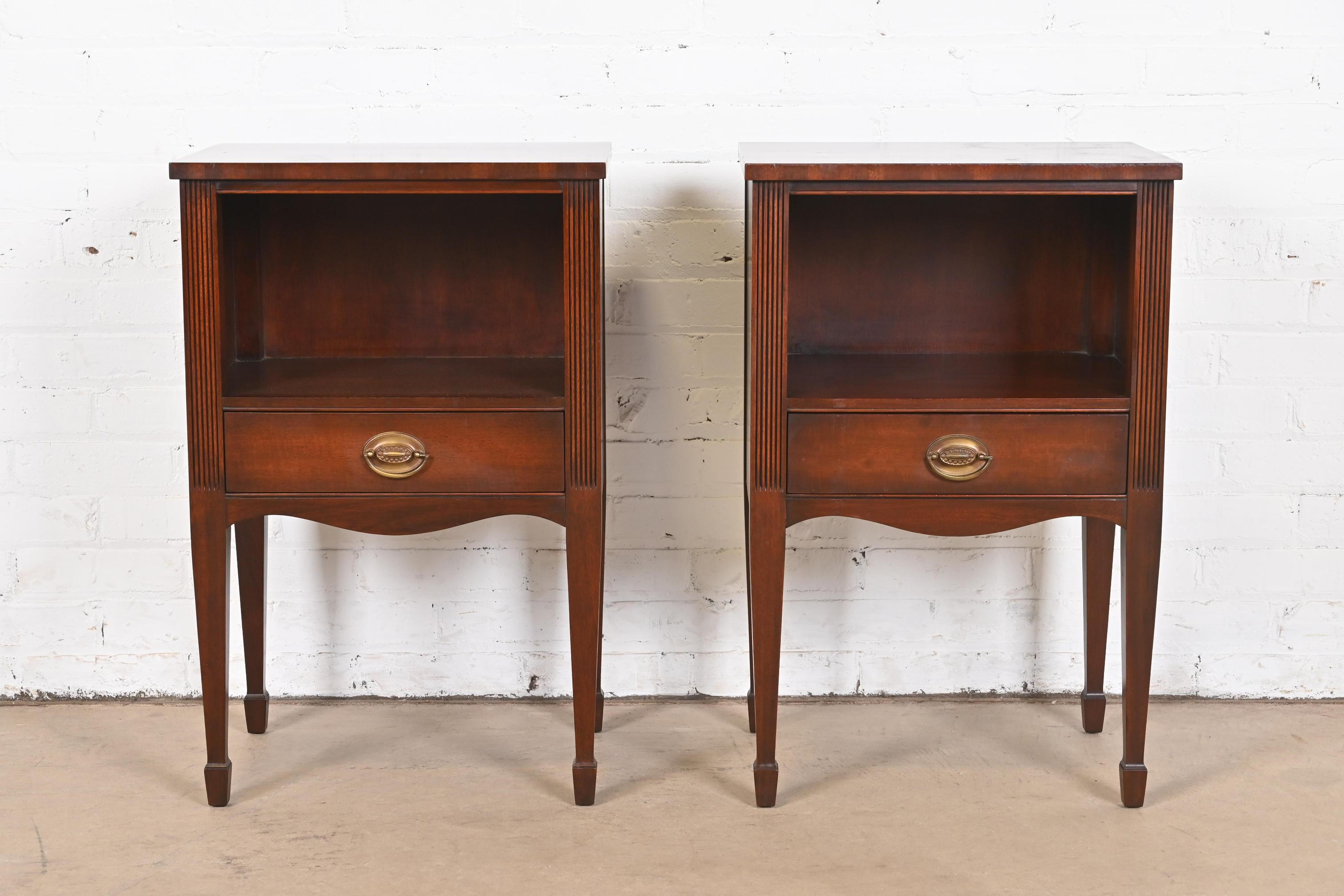Kindel Furniture Federal Carved Mahogany Nightstands, Pair In Good Condition In South Bend, IN