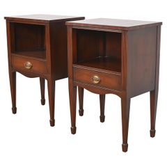 Paire de tables de nuit en acajou sculpté, Kindel Furniture Federal