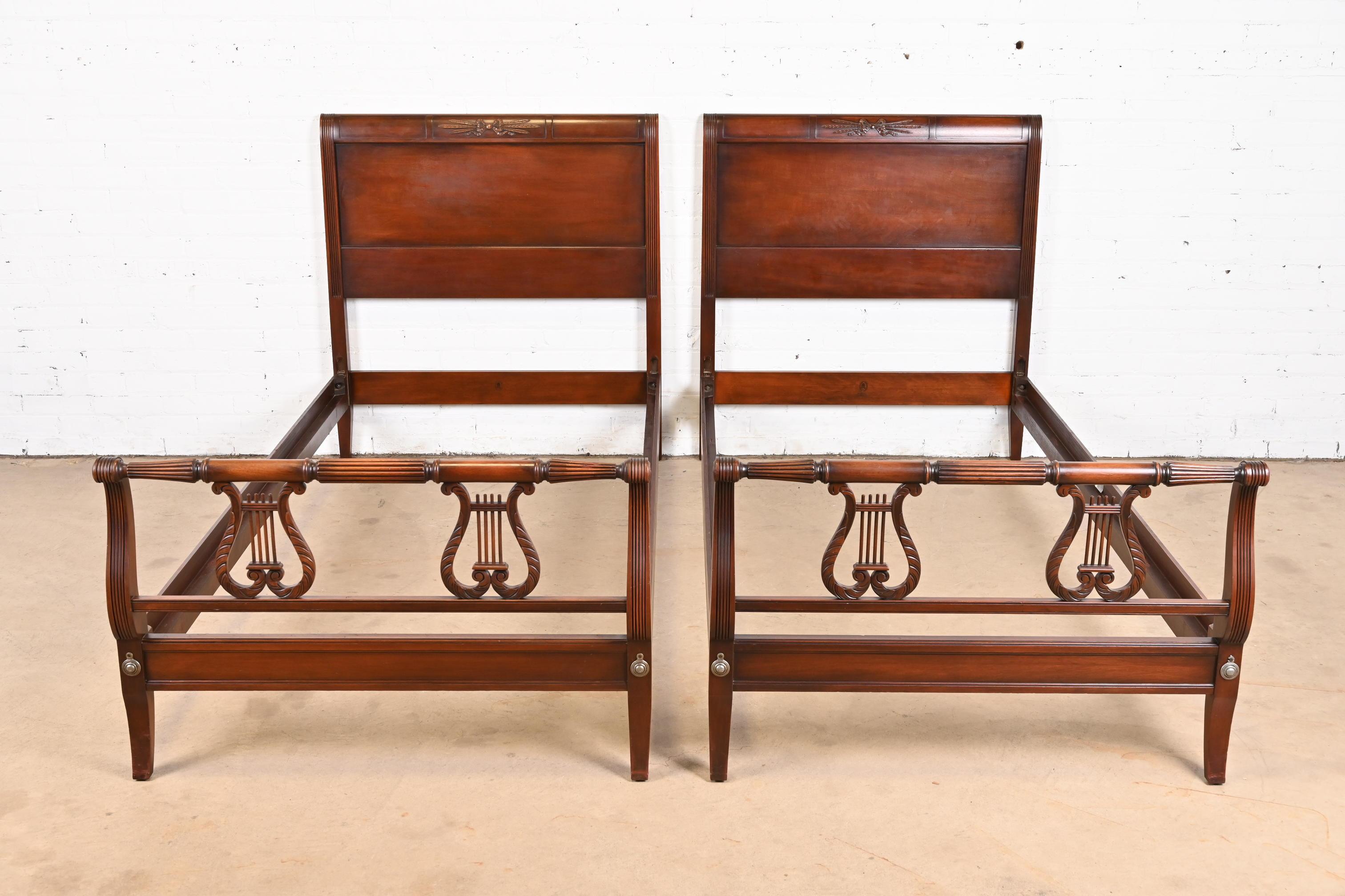 A gorgeous pair of vintage Federal or Regency style carved mahogany twin beds

By Kindel Furniture

USA, Mid-20th Century

Measures: 39