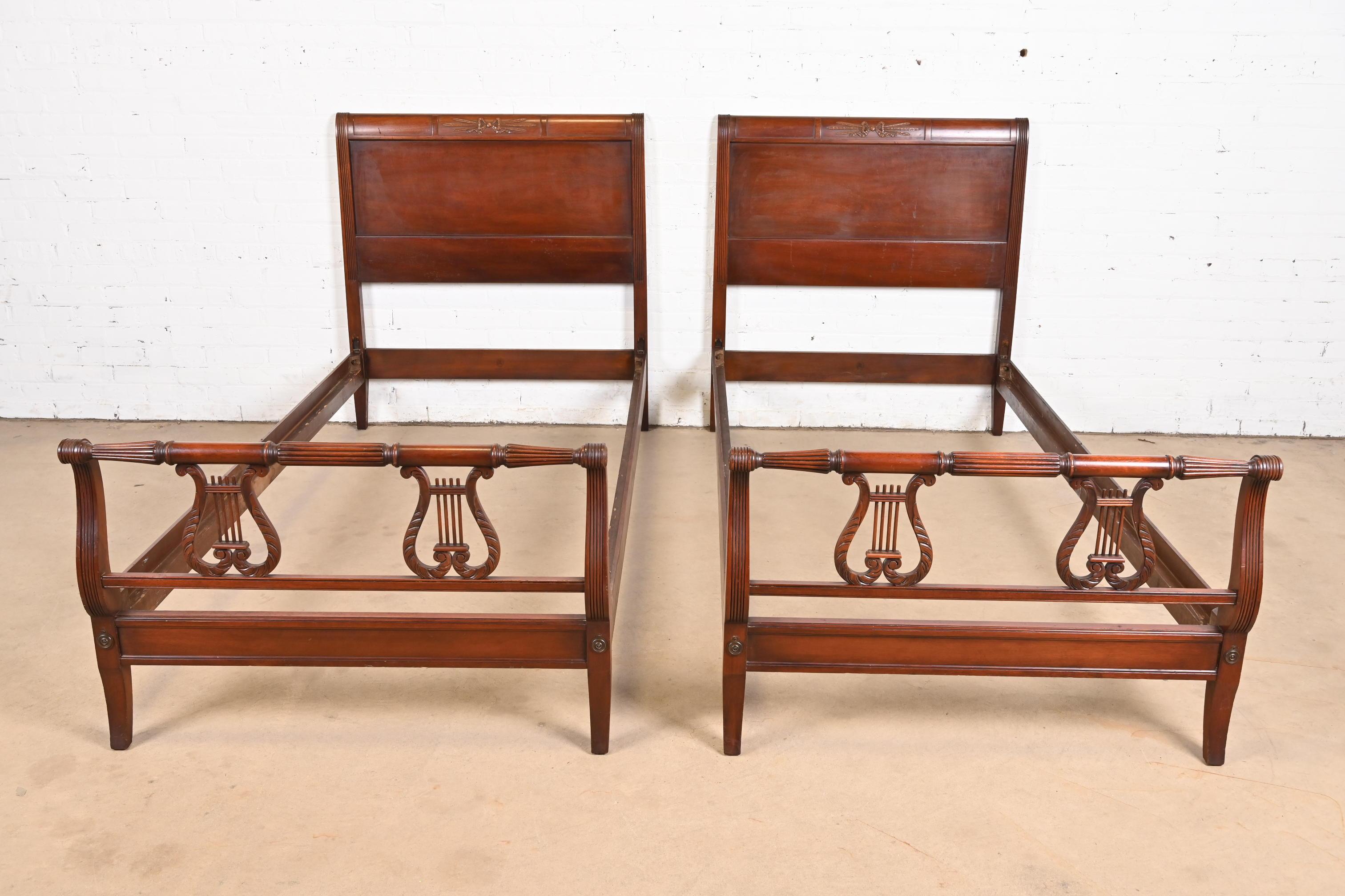 A gorgeous pair of vintage Federal or Regency style carved mahogany twin beds

By Kindel Furniture

USA, Circa 1960s

Measures: 38.75