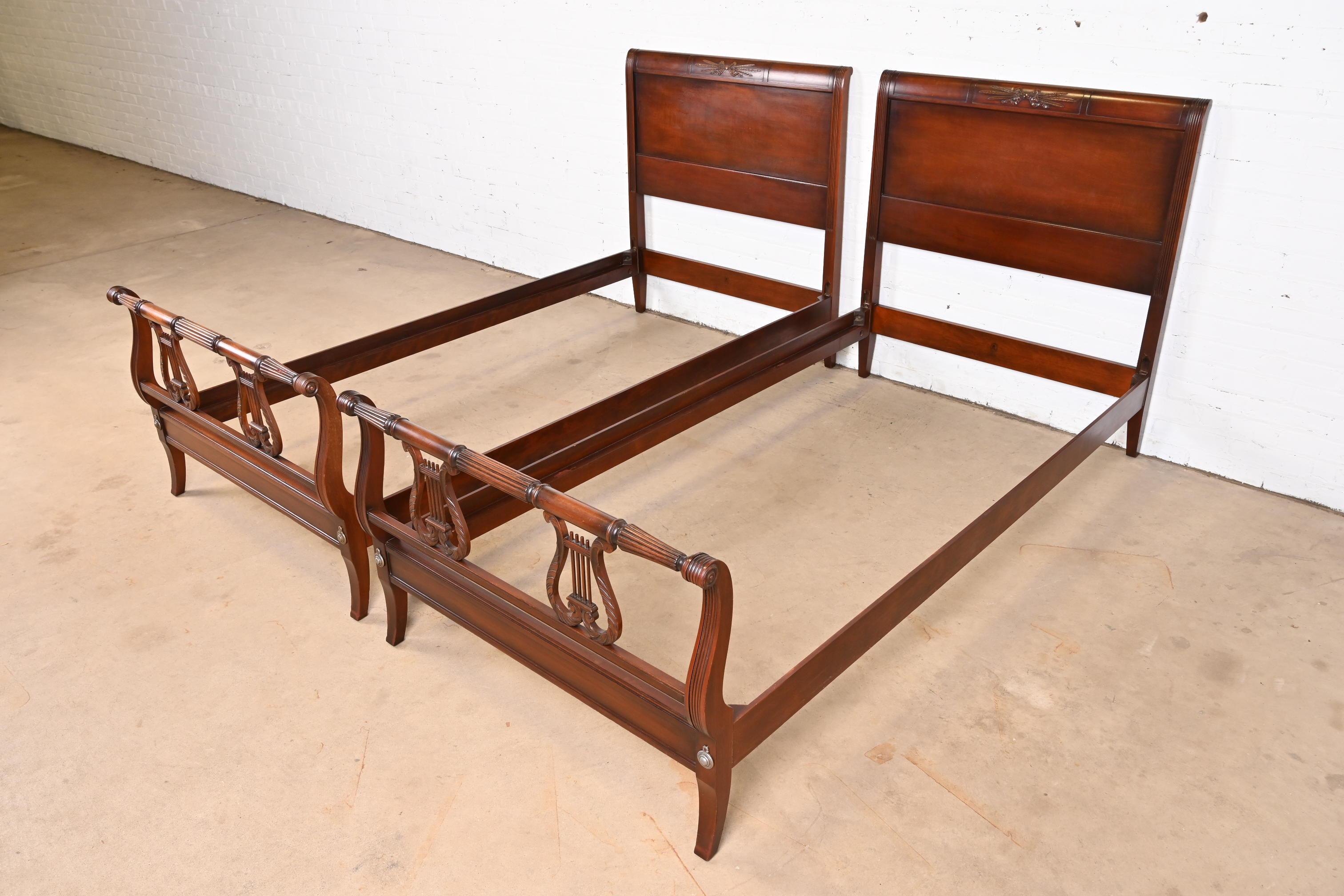 Kindel Furniture Federal Carved Mahogany Twin Beds, Circa 1960s In Good Condition In South Bend, IN