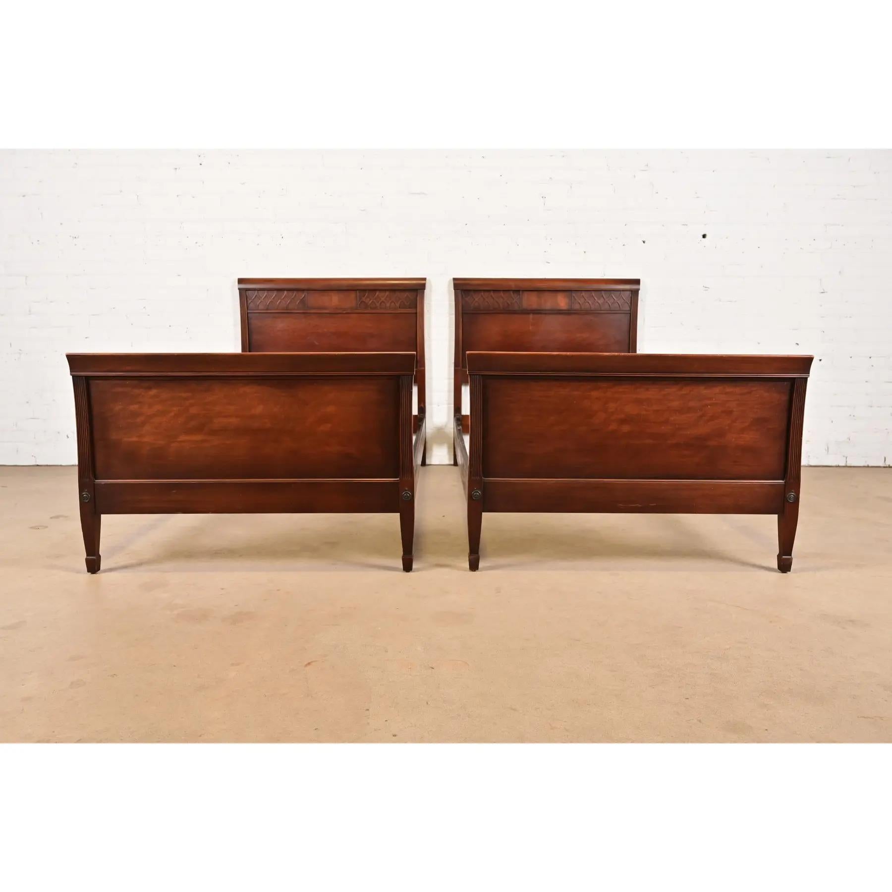 Kindel Furniture Federal Carved Mahogany Twin Size Beds, Circa 1960s en vente 3