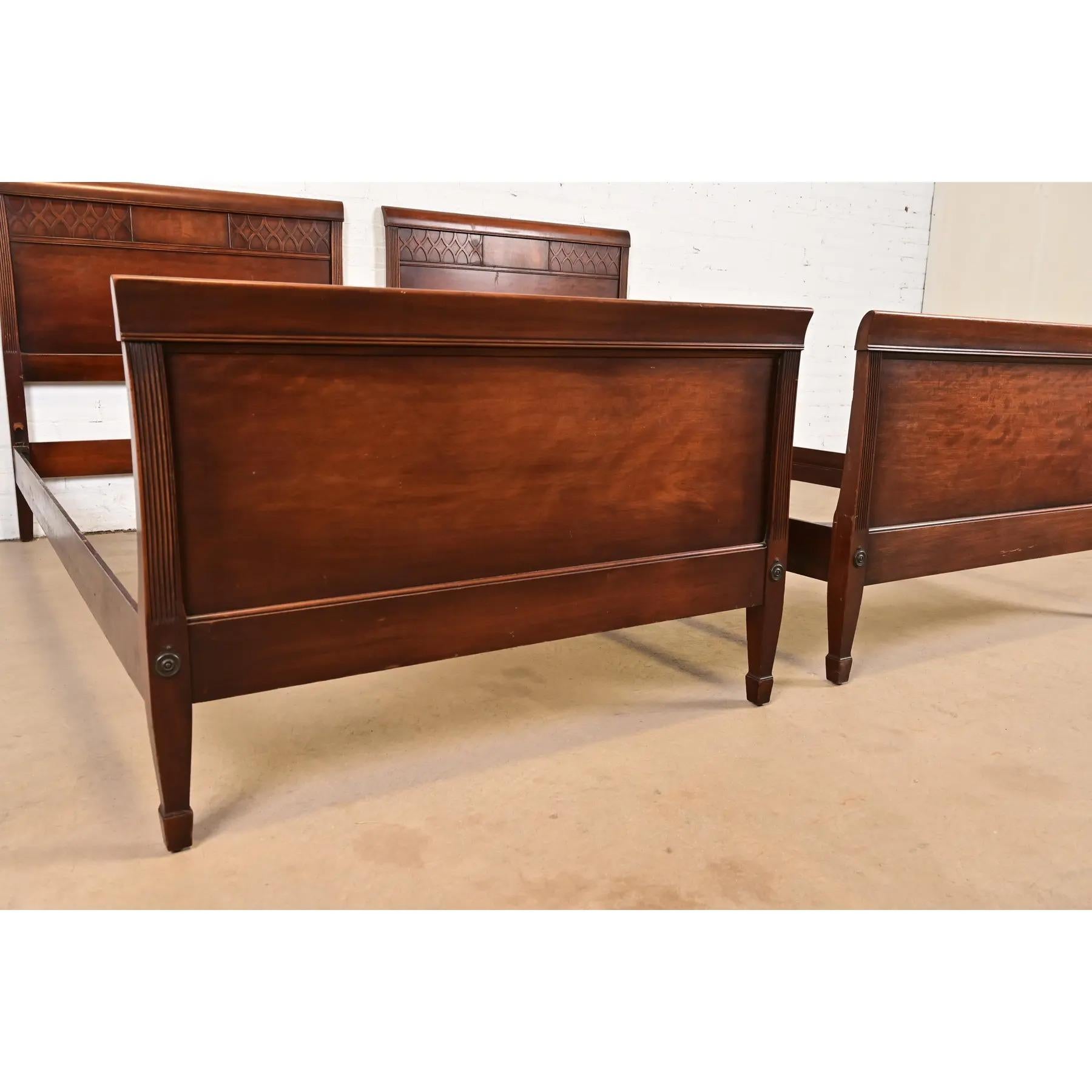 Kindel Furniture Federal Carved Mahogany Twin Size Beds, Circa 1960s en vente 4
