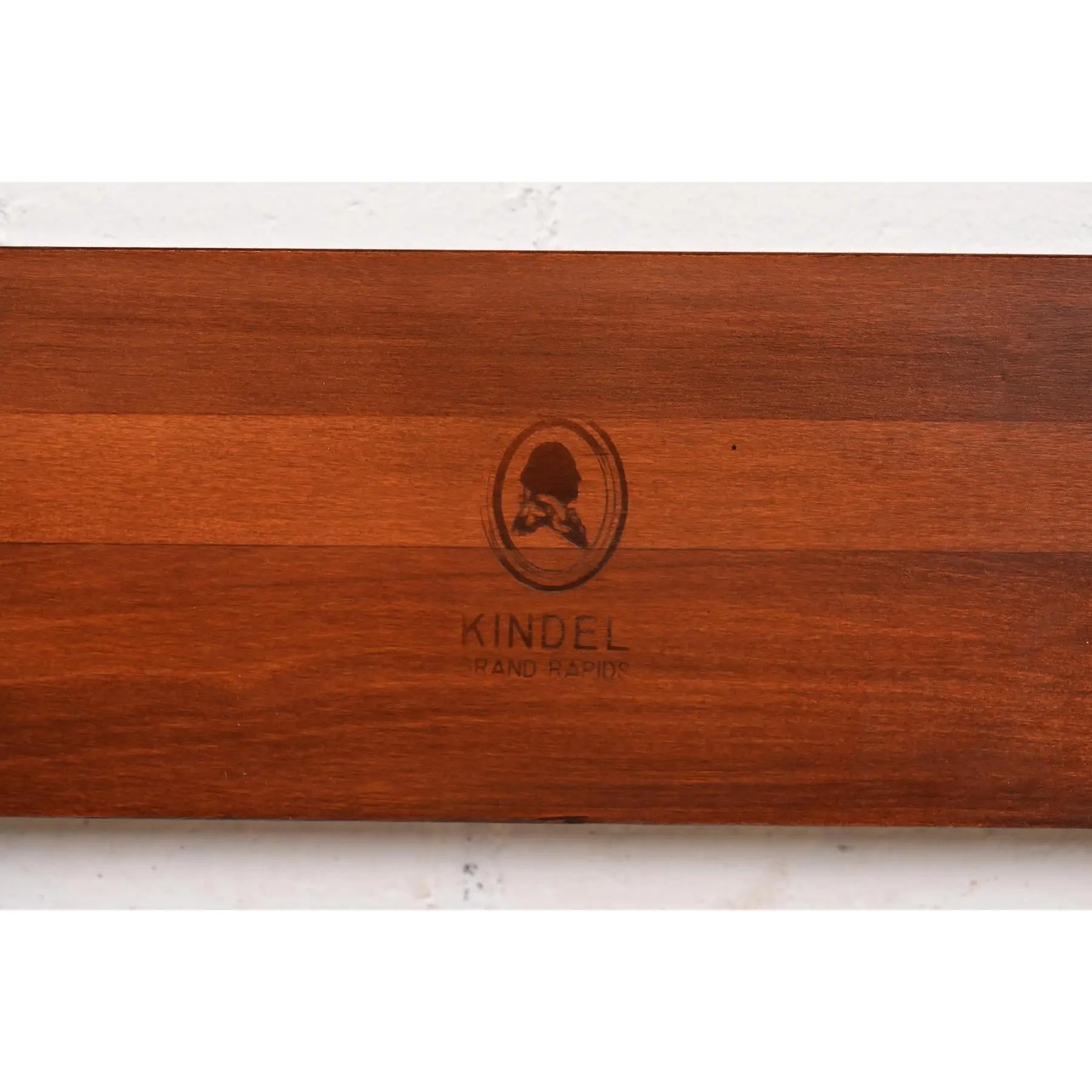 Kindel Furniture Federal Carved Mahogany Twin Size Beds, Circa 1960s en vente 5
