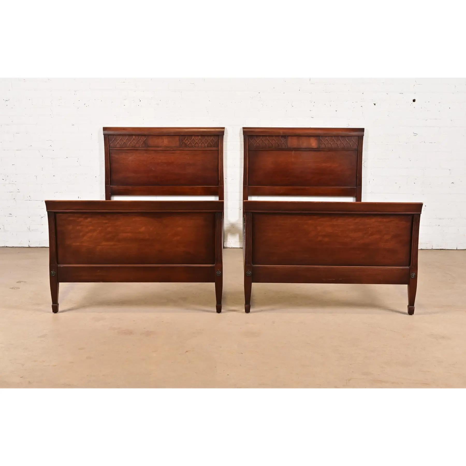 Fédéral Kindel Furniture Federal Carved Mahogany Twin Size Beds, Circa 1960s en vente