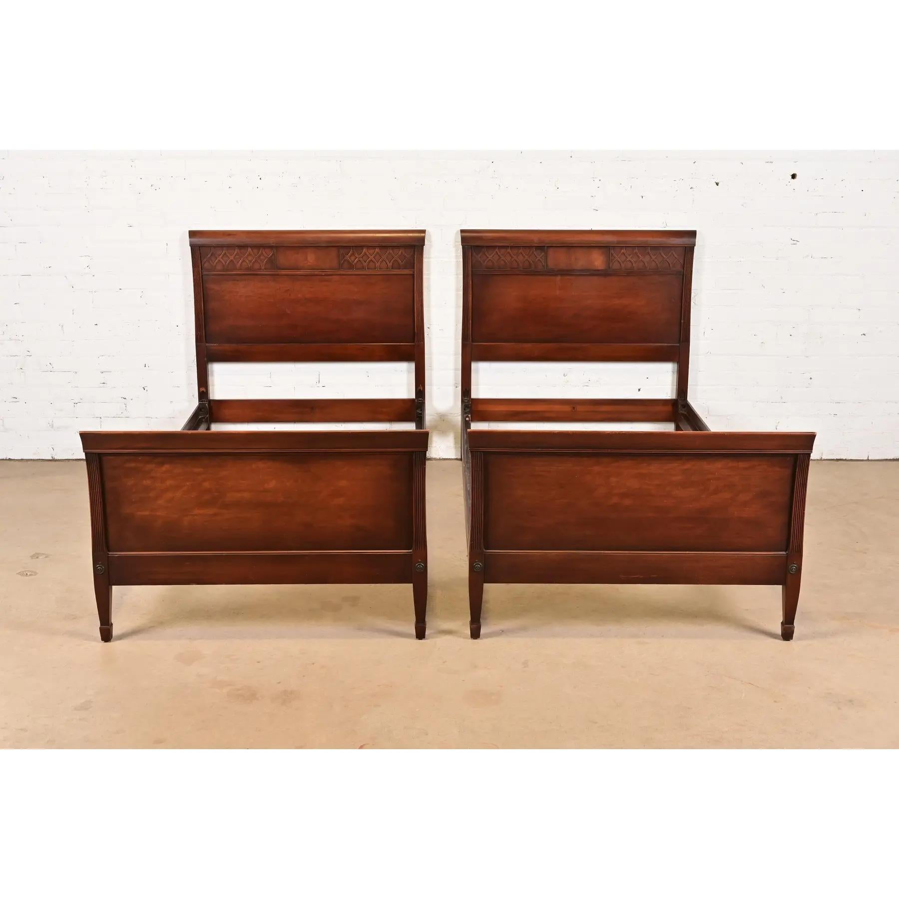 Américain Kindel Furniture Federal Carved Mahogany Twin Size Beds, Circa 1960s en vente