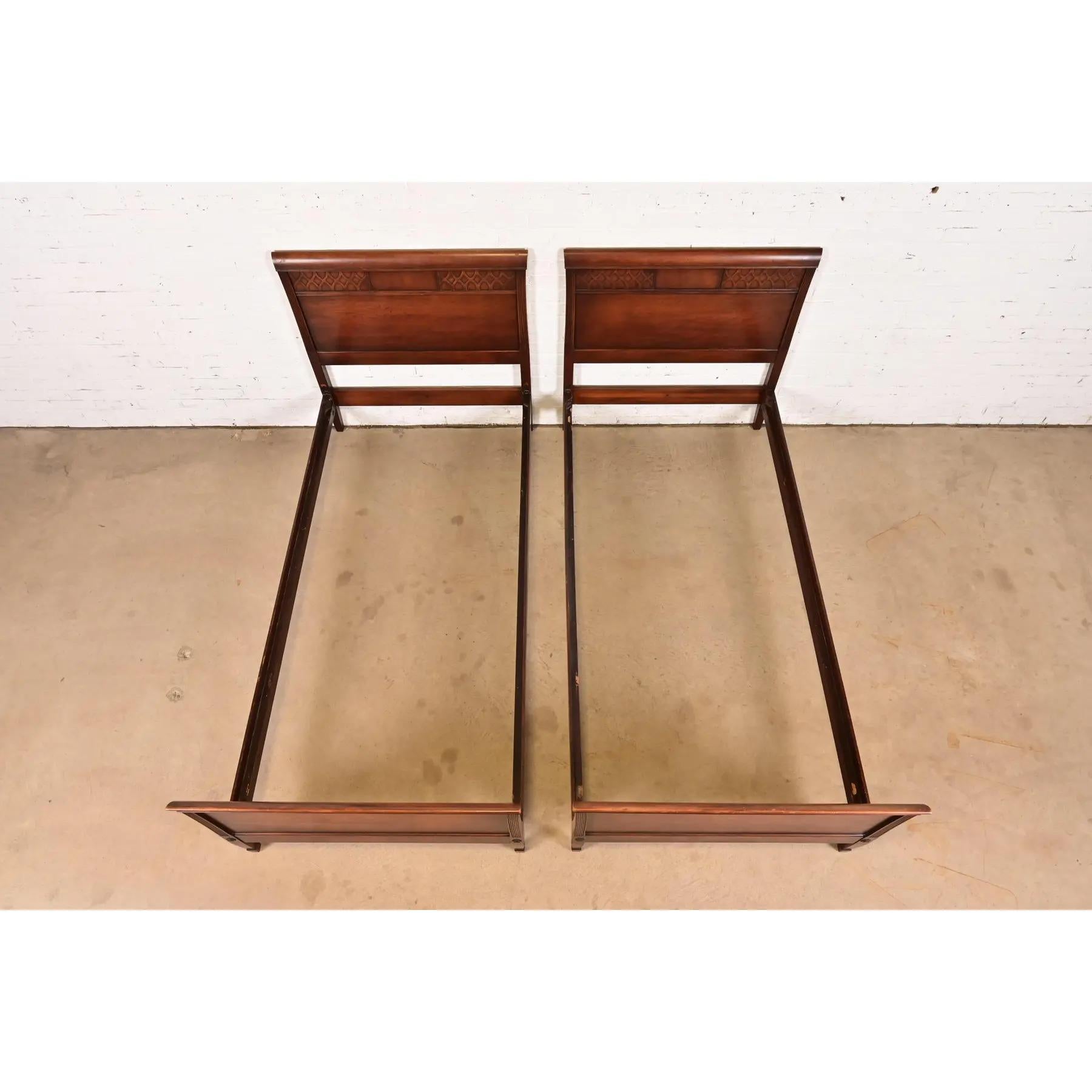 Kindel Furniture Federal Carved Mahogany Twin Size Beds, Circa 1960s Bon état - En vente à South Bend, IN