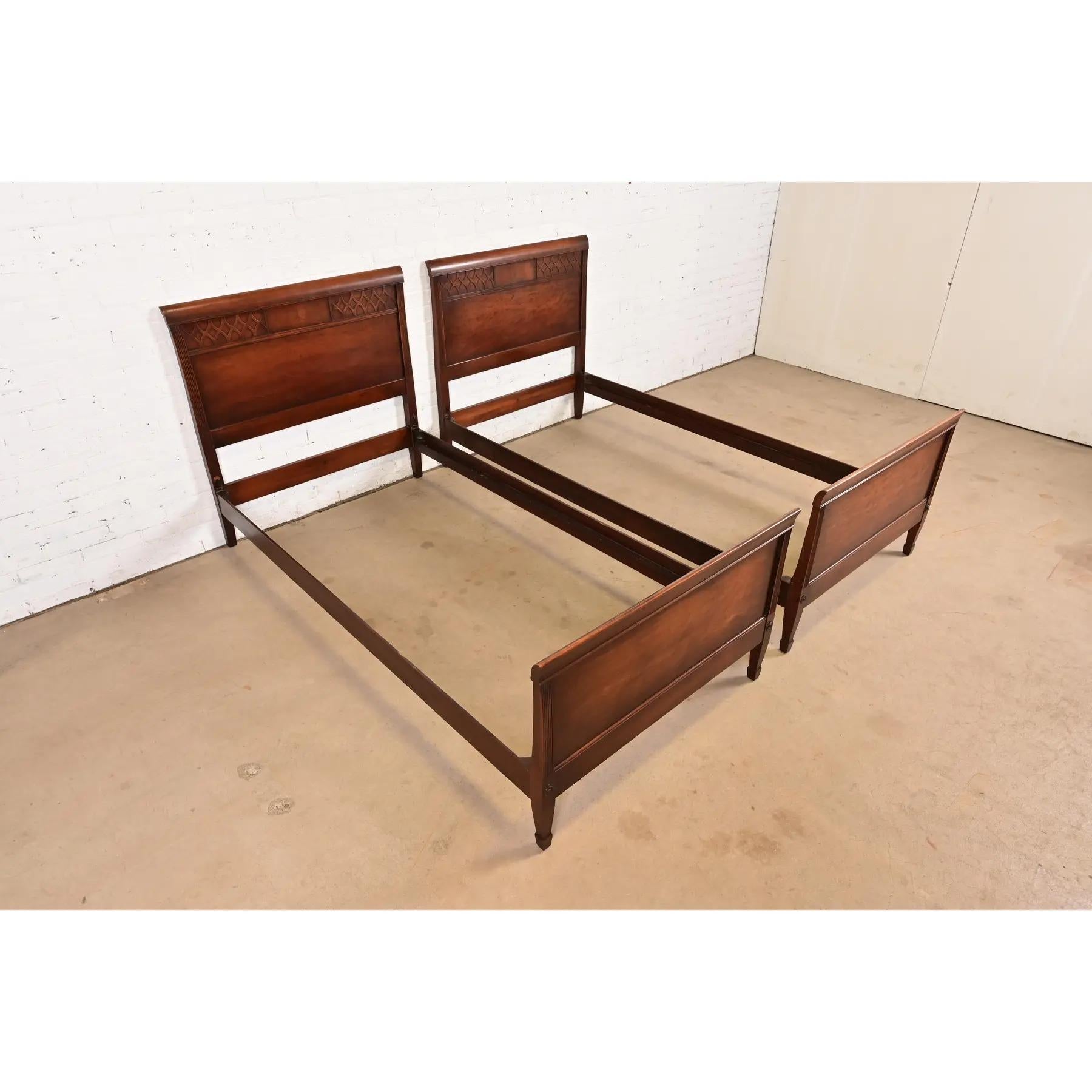 Milieu du XXe siècle Kindel Furniture Federal Carved Mahogany Twin Size Beds, Circa 1960s en vente