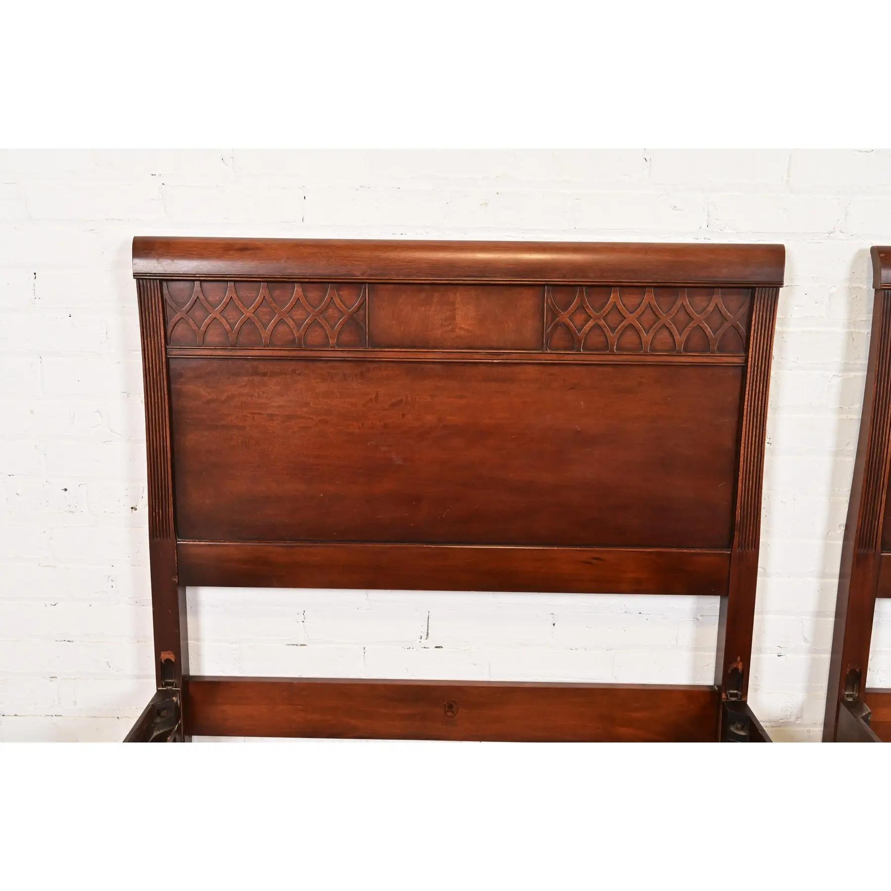 Acajou Kindel Furniture Federal Carved Mahogany Twin Size Beds, Circa 1960s en vente