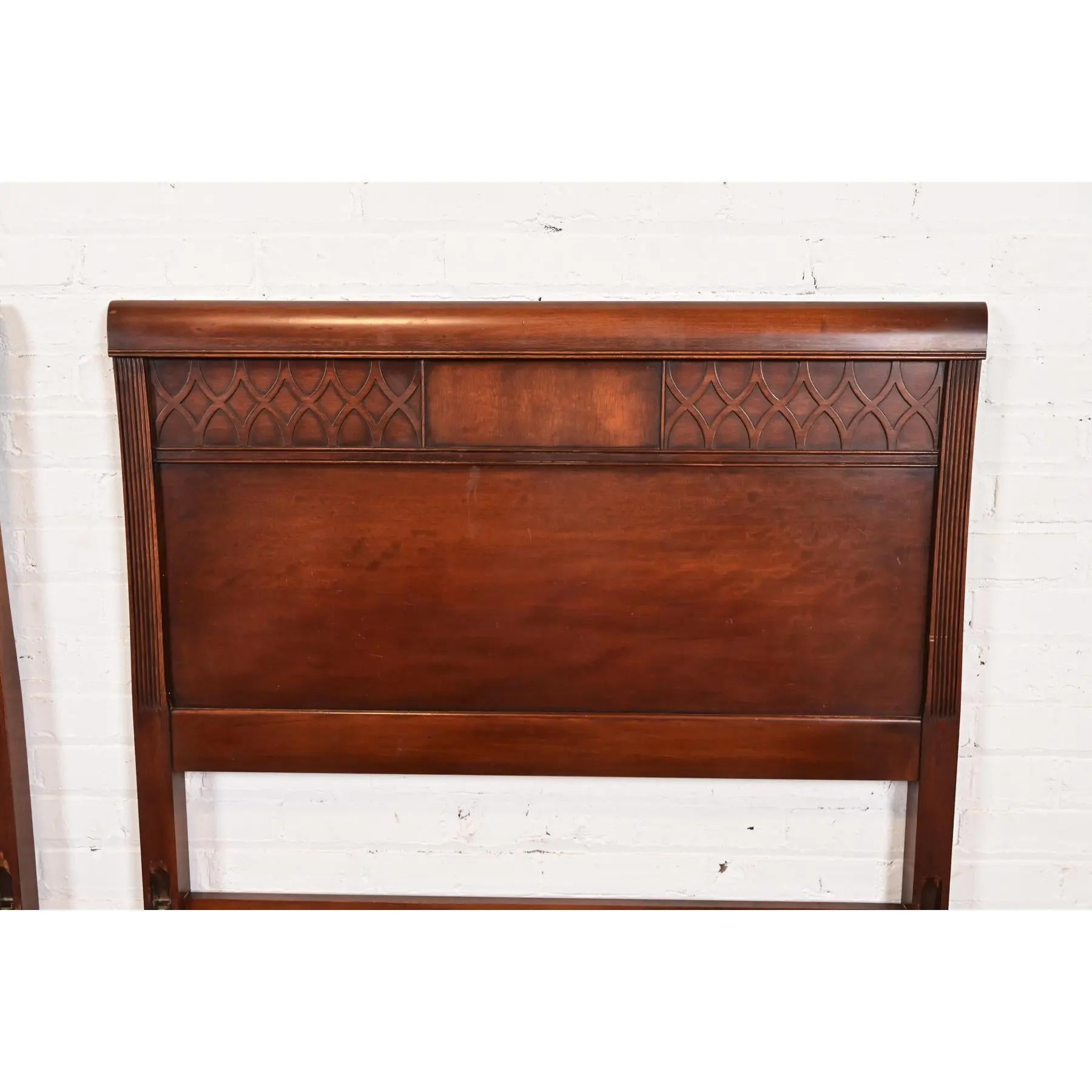 Kindel Furniture Federal Carved Mahogany Twin Size Beds, Circa 1960s en vente 1