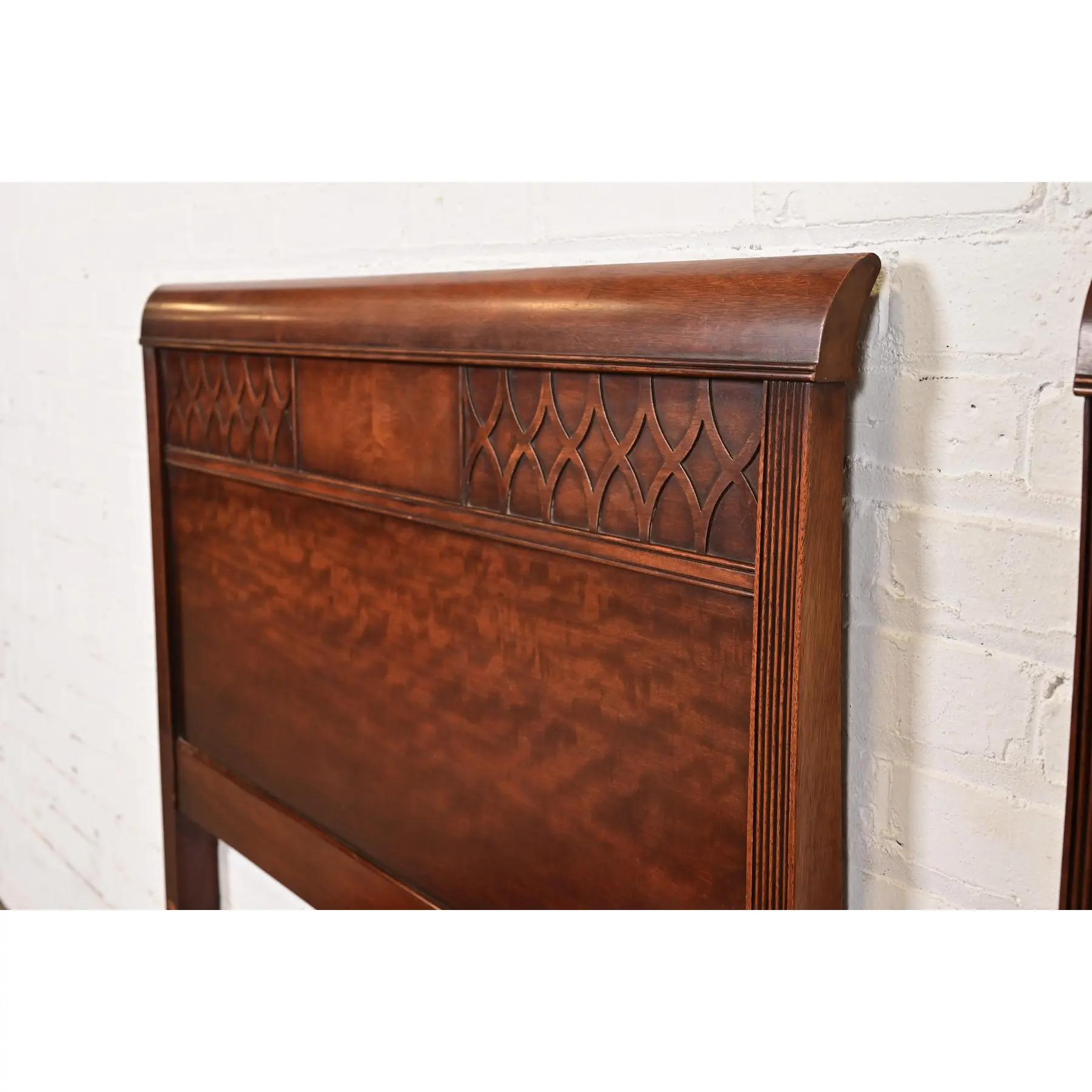 Kindel Furniture Federal Carved Mahogany Twin Size Beds, Circa 1960s en vente 2