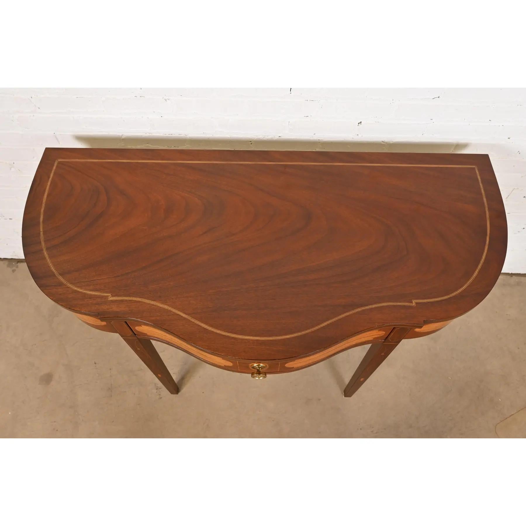 Kindel Furniture Federal Konsolentisch aus Mahagoni und Seidenholz mit Intarsien aus Mahagoni im Angebot 4