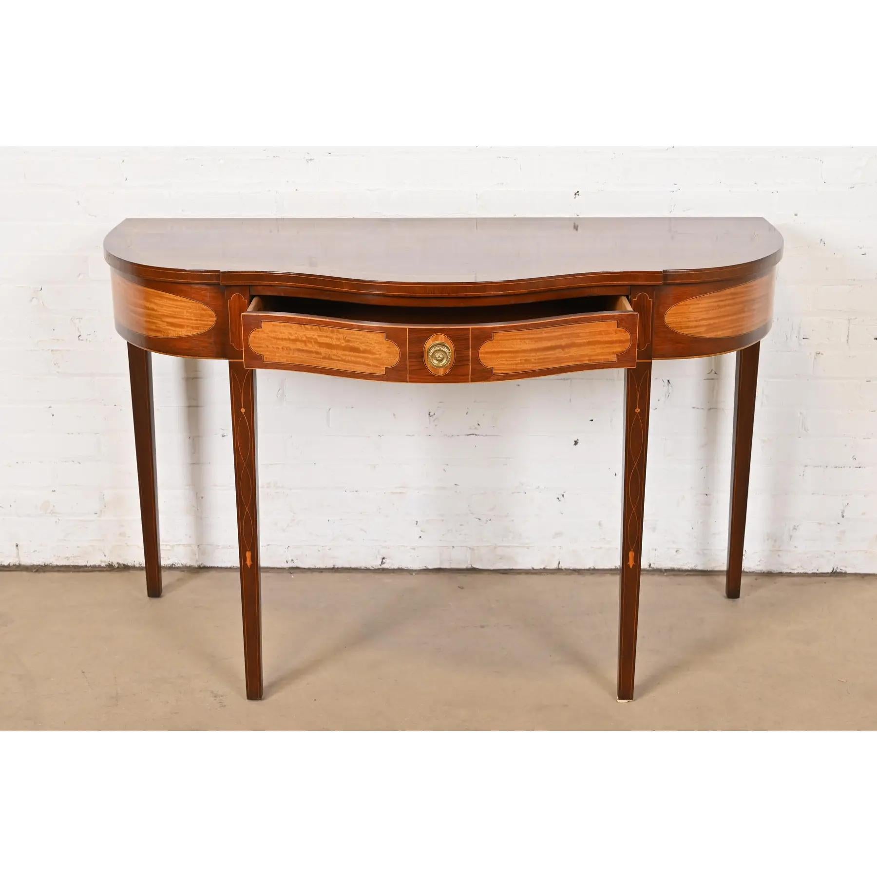 Kindel Furniture Federal Konsolentisch aus Mahagoni und Seidenholz mit Intarsien aus Mahagoni (Messing) im Angebot