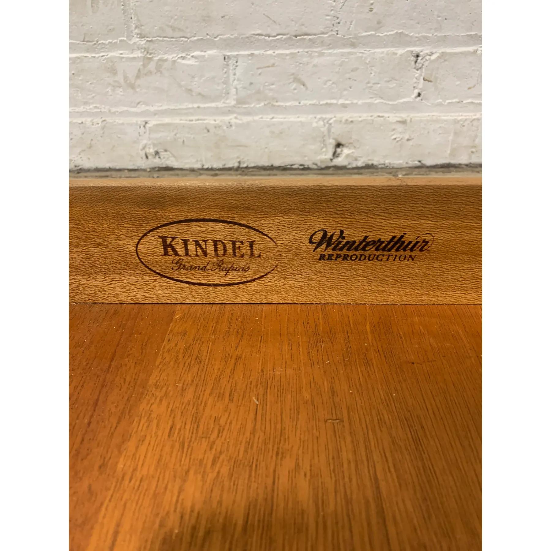 Kindel Furniture Federal Konsolentisch aus Mahagoni und Seidenholz mit Intarsien aus Mahagoni im Angebot 3