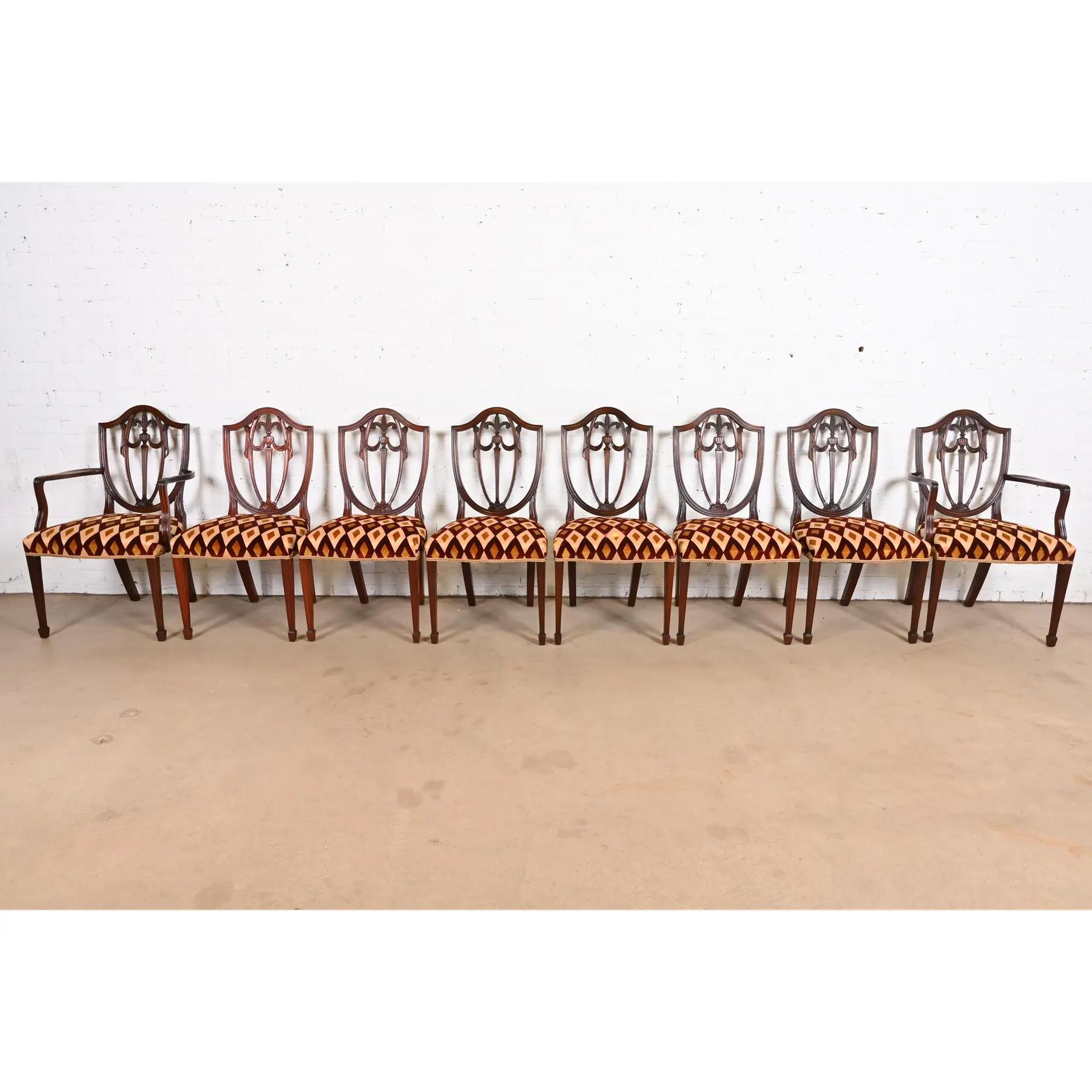 Kindel Furniture Federal Mahagoni Schild zurück Esszimmerstühle, Satz von acht (amerikanisch) im Angebot