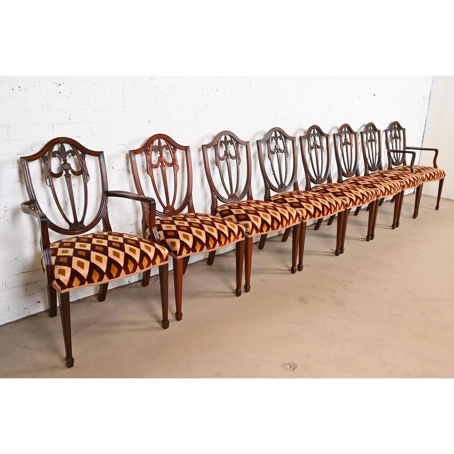 Kindel Furniture Federal Mahagoni Schild zurück Esszimmerstühle, Satz von acht (20. Jahrhundert) im Angebot