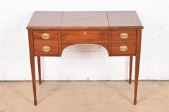 Coiffeuse fédérale Kindel Furniture avec miroir rabattable, nouvellement revernie