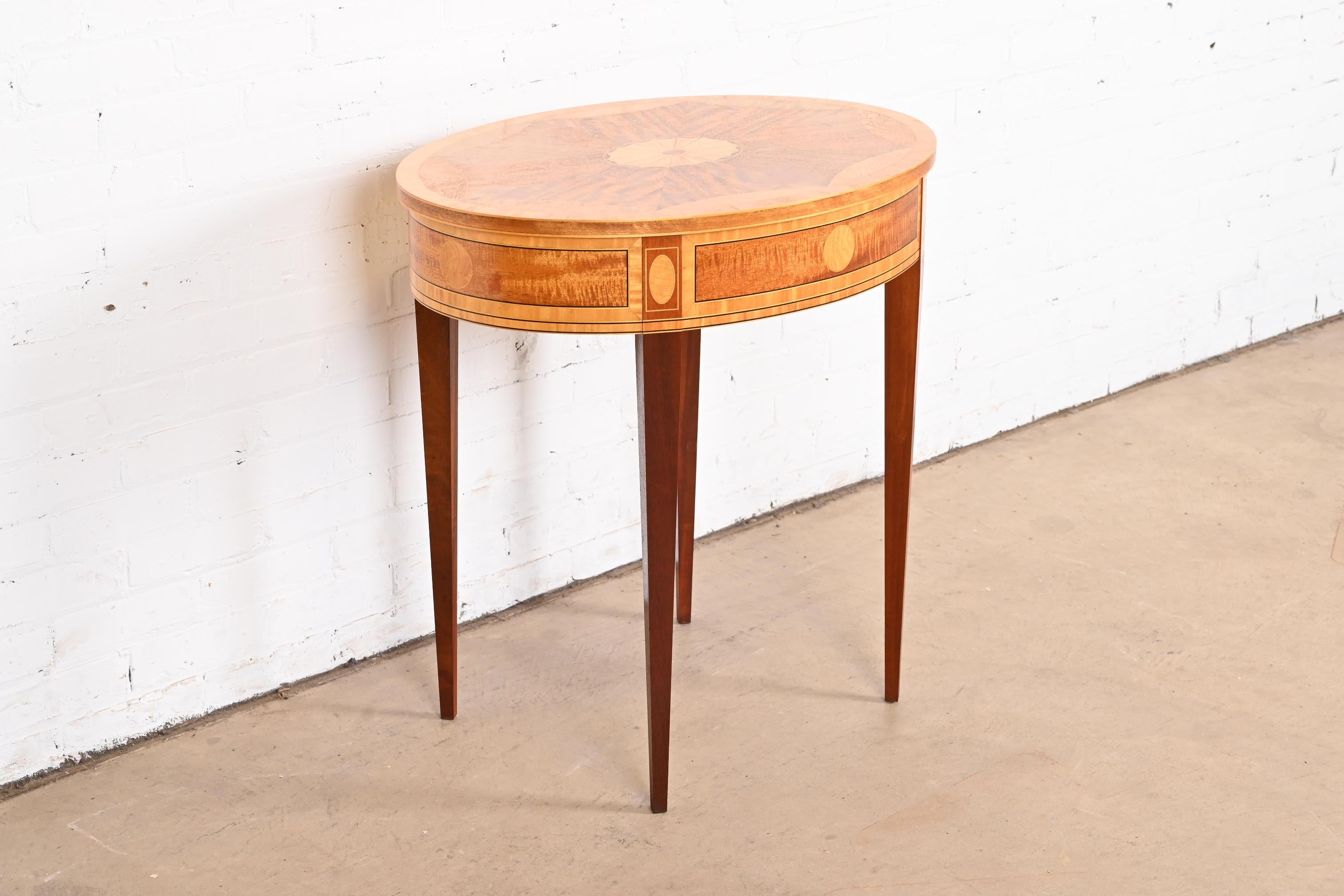 20ième siècle Table à thé en marqueterie de bois de satin et d'acajou de Kindel Furniture Federal en vente