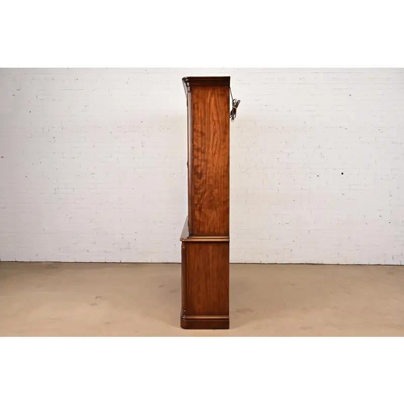 Kindel Furniture Mueble librería francés Louis Philippe con frente de separación iluminado en venta 3