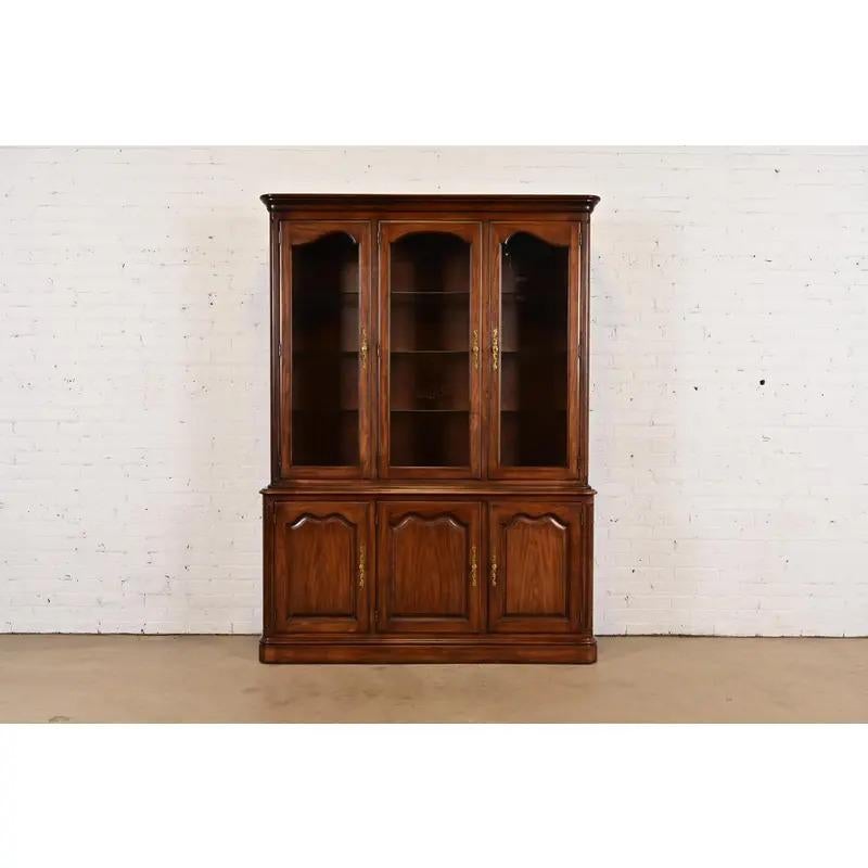 Kindel Furniture Mueble librería francés Louis Philippe con frente de separación iluminado Provincial francés en venta