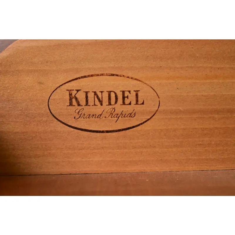 Kindel Furniture Mueble librería francés Louis Philippe con frente de separación iluminado en venta 1