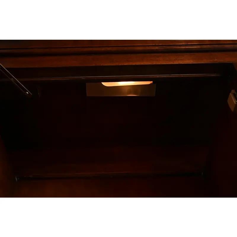 Kindel Furniture Mueble librería francés Louis Philippe con frente de separación iluminado en venta 2