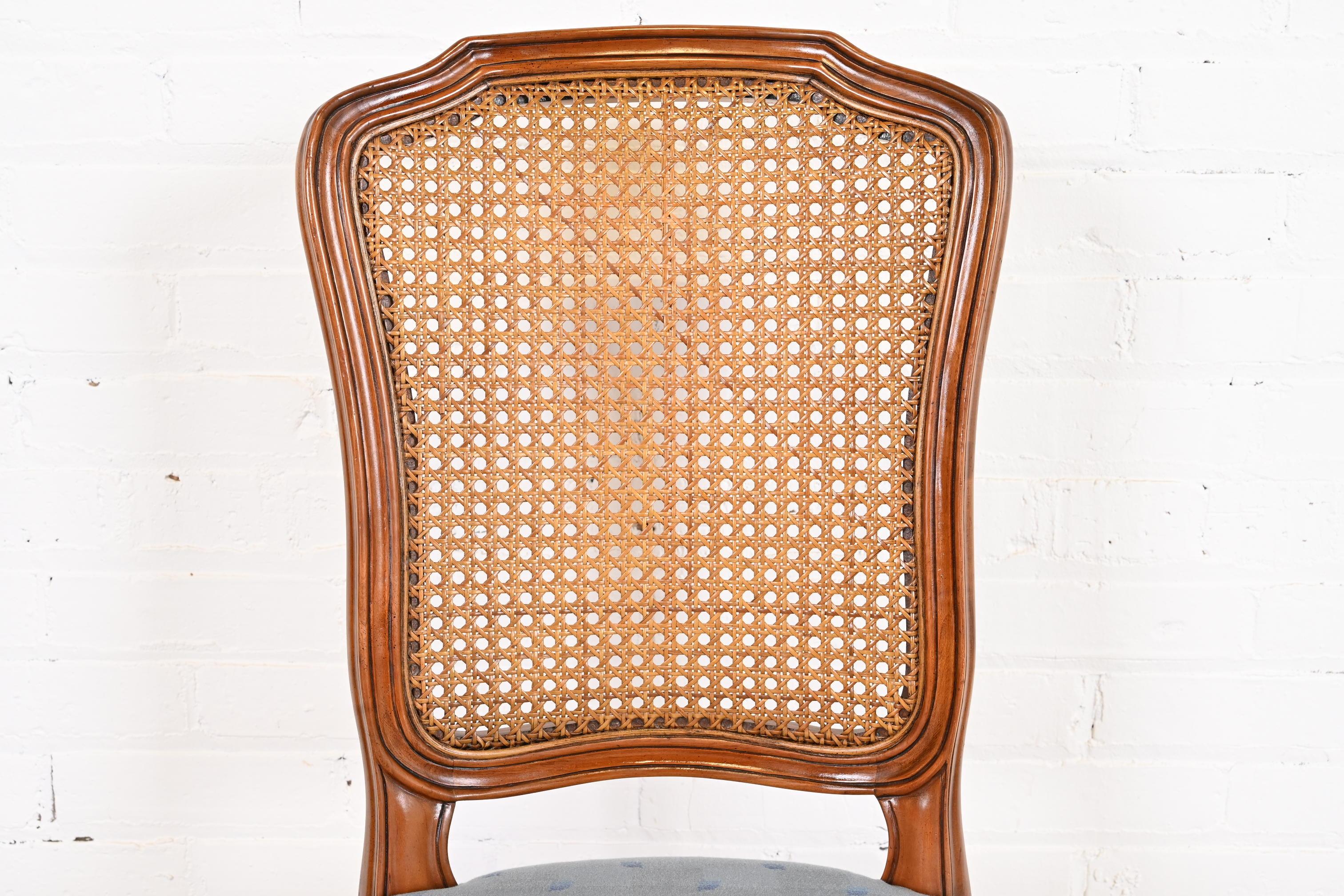 Kindel Furniture Französische Louis XVI geschnitzte Kirschbaumholz-Esszimmerstühle mit Rohrrückenlehne im Angebot 4