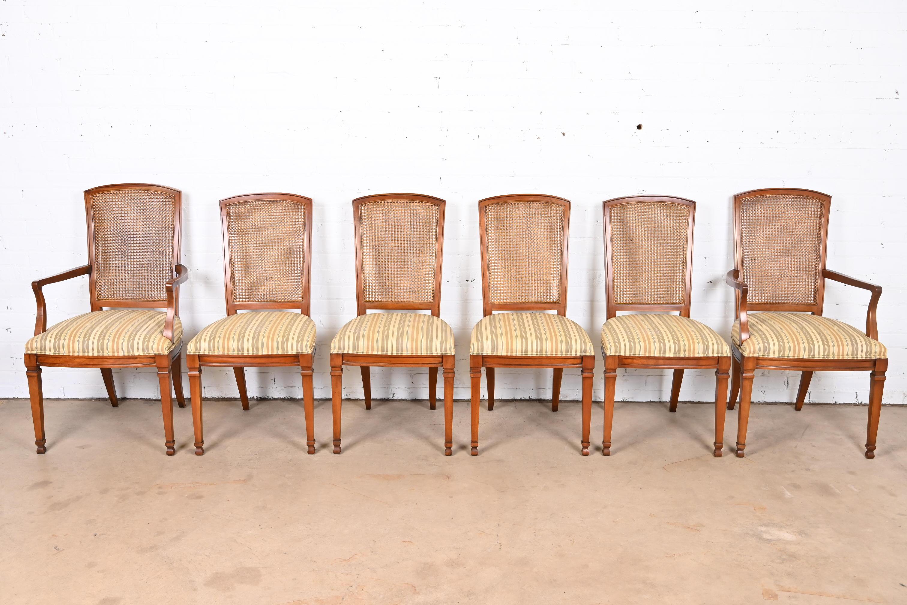 A gorgeous set of six French Regency Louis XVI style dining chairs

By Kindel Furniture

USA, 1979

Sculpted cherry wood frames, with caned backs and upholstered seats.

Measures:
Side chairs - 19