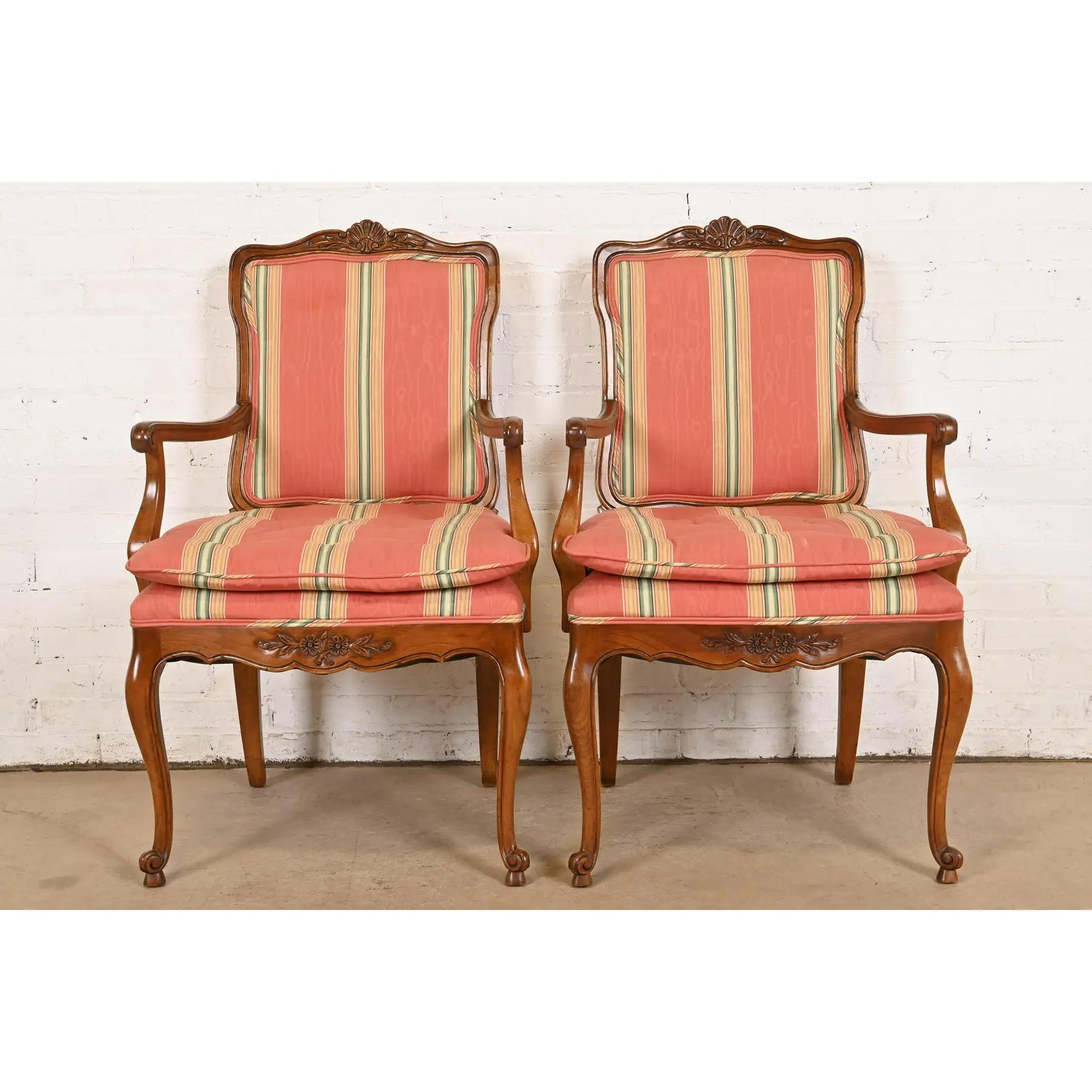 Une magnifique paire de fauteuils ou de chaises capitaines de salle à manger de style provincial français Louis XV.

Par Kindel Furniture

USA, Circa 1980

Piétements en noyer massif sculpté, sièges et dossiers rembourrés.

Dimensions : 24,25 