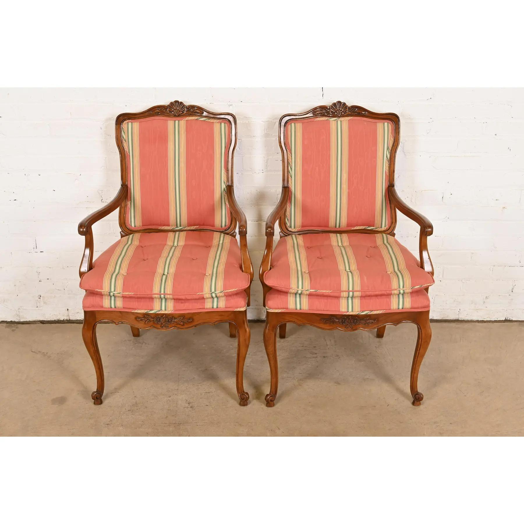 Provincial français Kindel Furniture Fauteuils Louis XV en noyer sculpté, Paire en vente