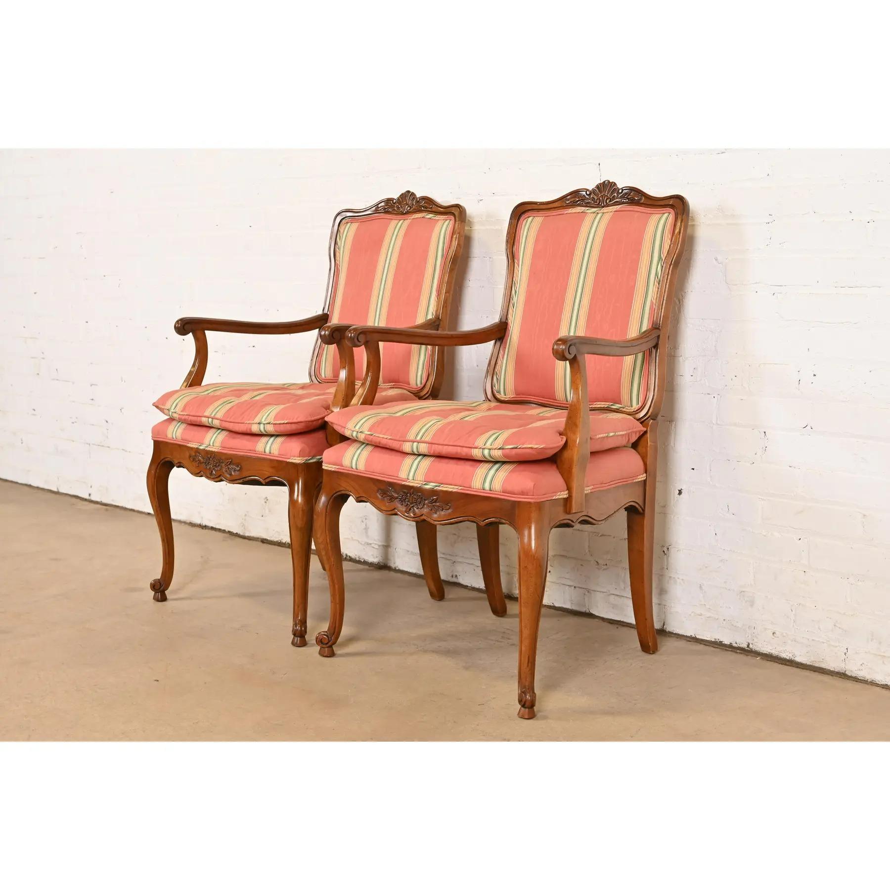 Américain Kindel Furniture Fauteuils Louis XV en noyer sculpté, Paire en vente