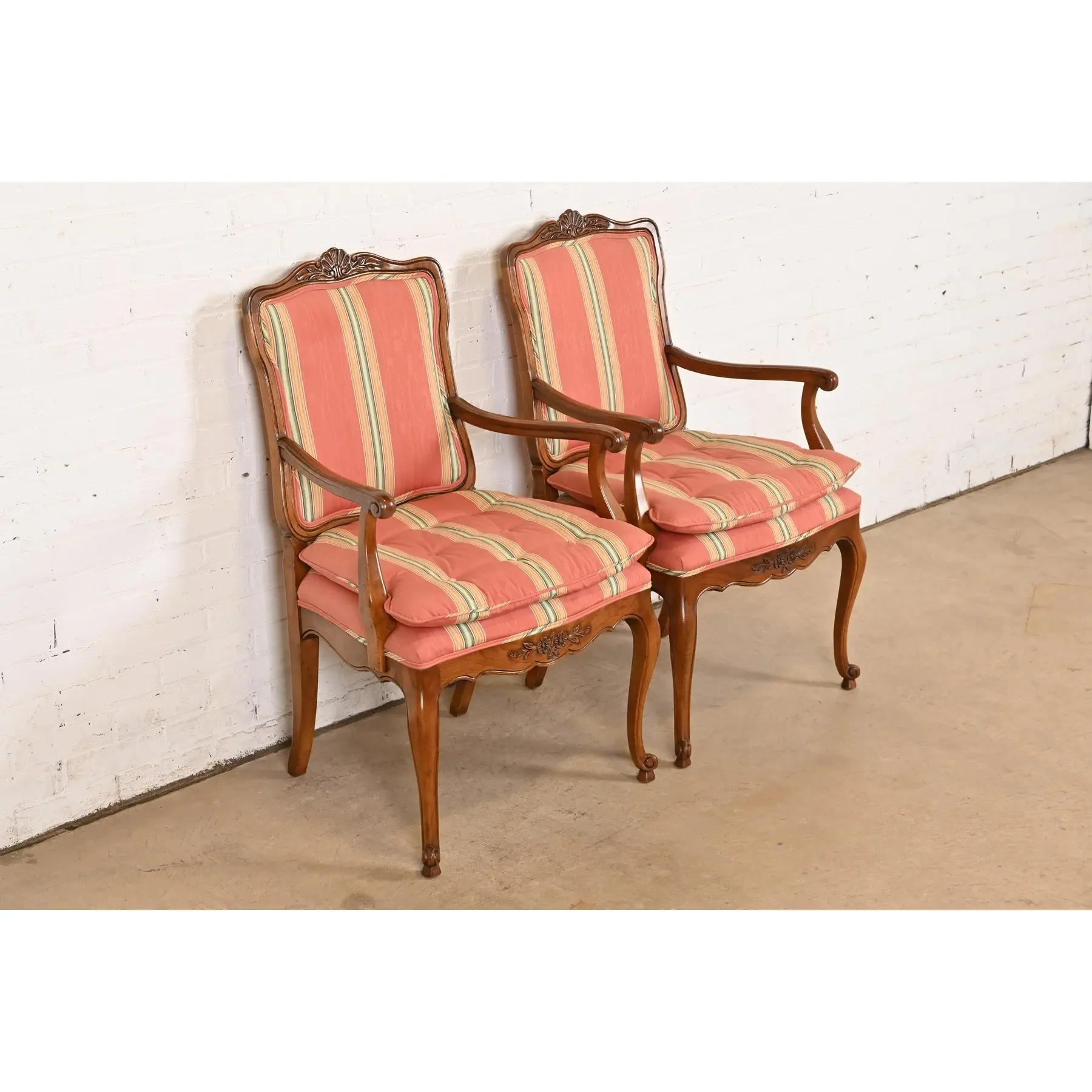 Kindel Furniture Fauteuils Louis XV en noyer sculpté, Paire Bon état - En vente à South Bend, IN