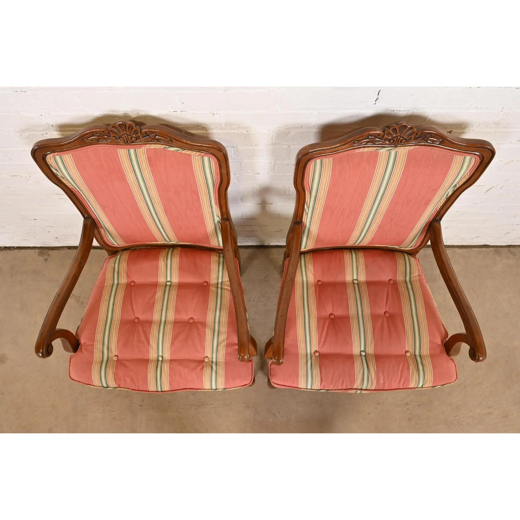 Fin du 20e siècle Kindel Furniture Fauteuils Louis XV en noyer sculpté, Paire en vente