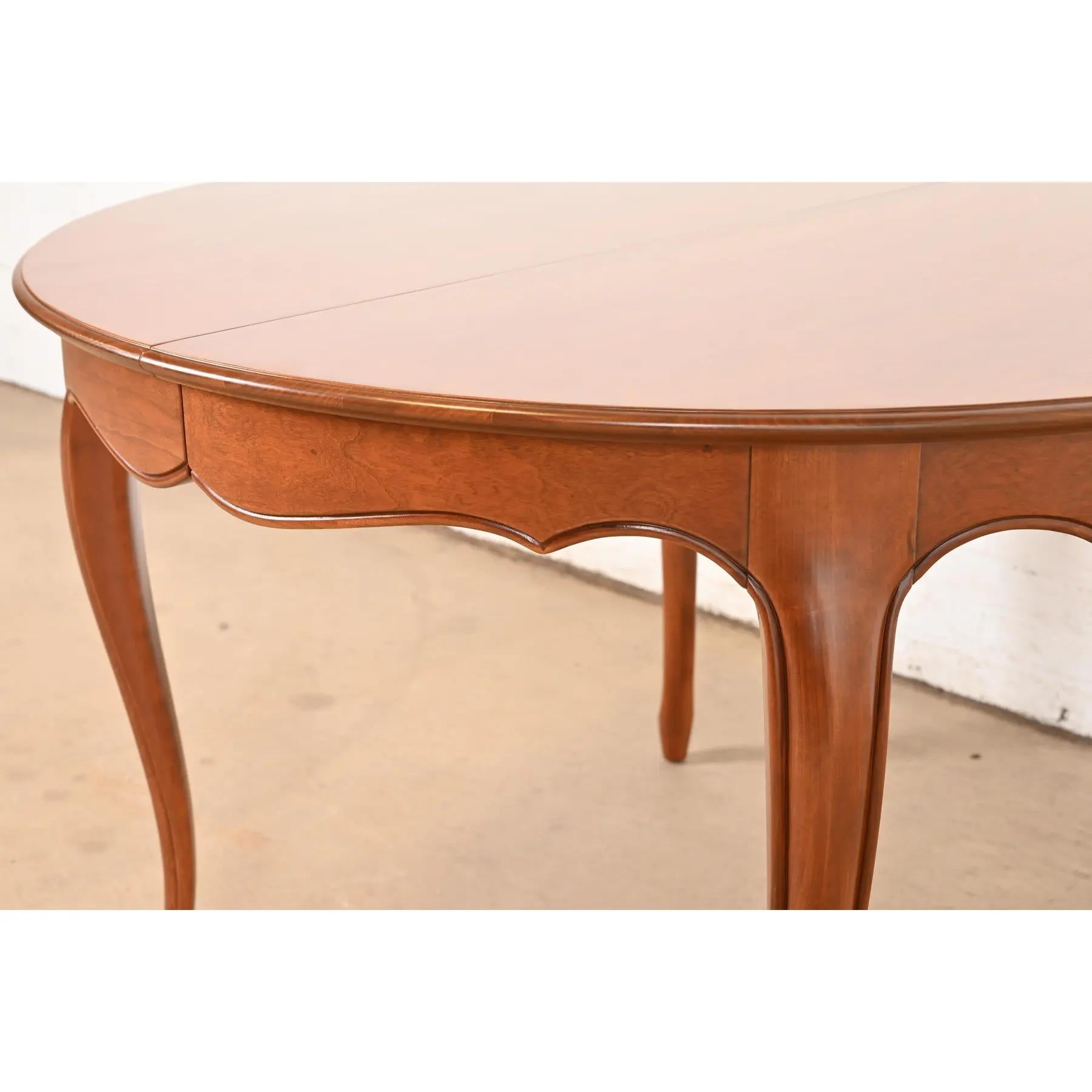 Kindel Furniture Tavolo da pranzo provinciale Luigi XV in legno di ciliegio, rifinito in vendita 4